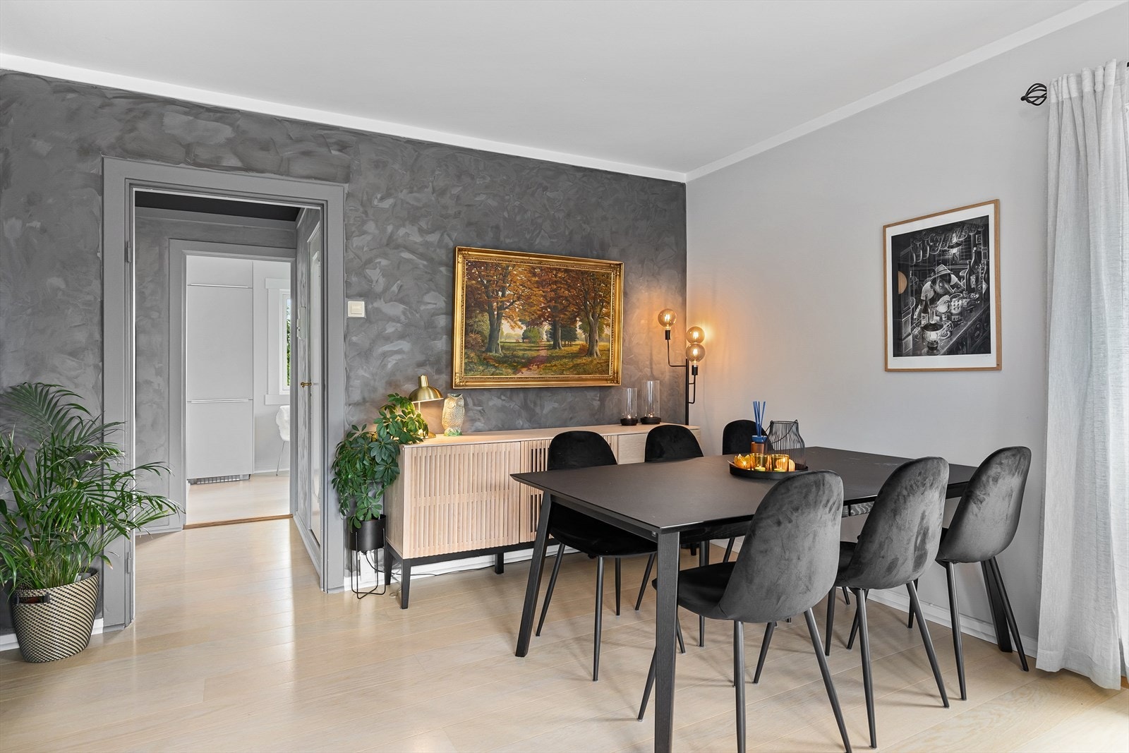 Videre inn i stuen er det god plass til å innrede en større spisegruppe samt annet ønsket møblement. Galleribilde