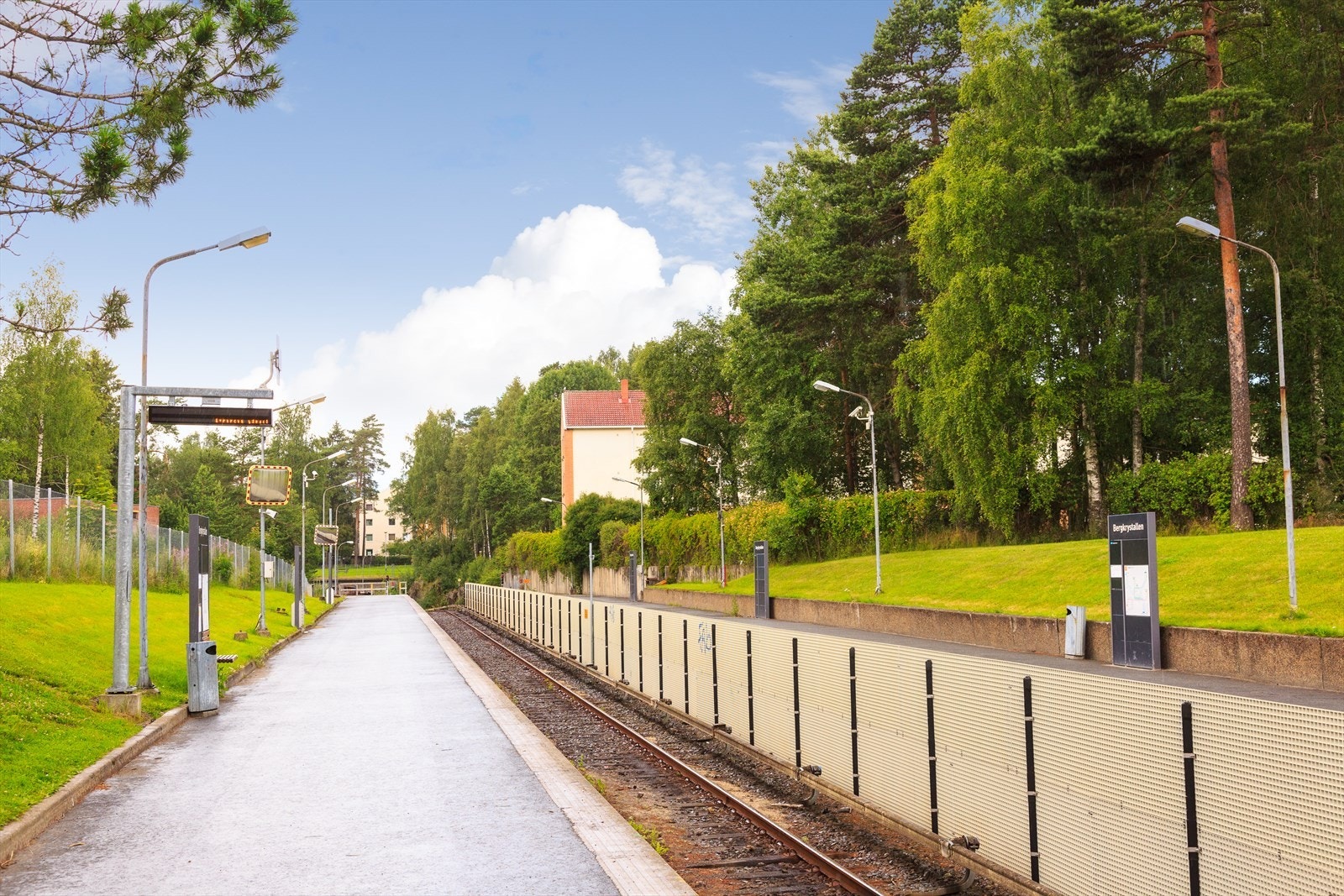 Bergkrystallen t-banestopp ligger ca. 9 minutters gange unna og tar deg inn til Oslo sentrum på ca. 20 minutter. Galleribilde