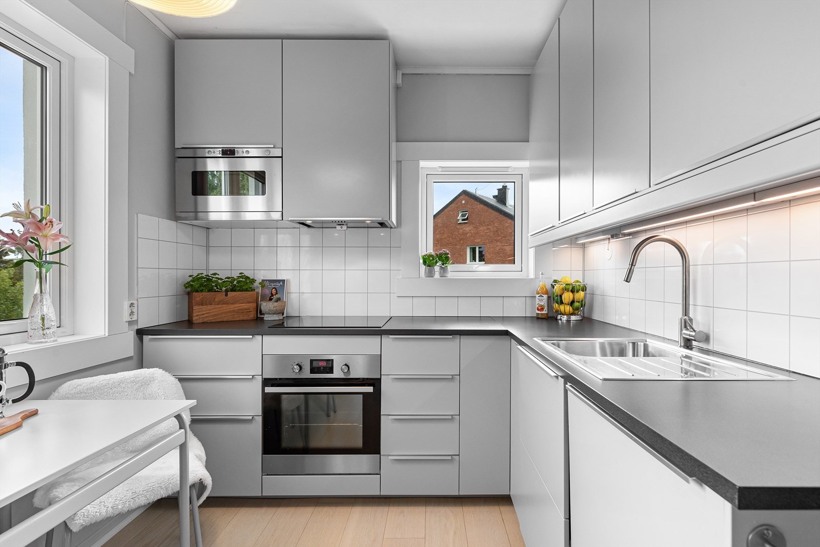 Moderne kjøkkeninnredning fra Ikea nytt i 2015. Det er belysning under overskap for ekstra benkebelysning samt komfyrvakt for ekstra sikkerhet. Galleribilde