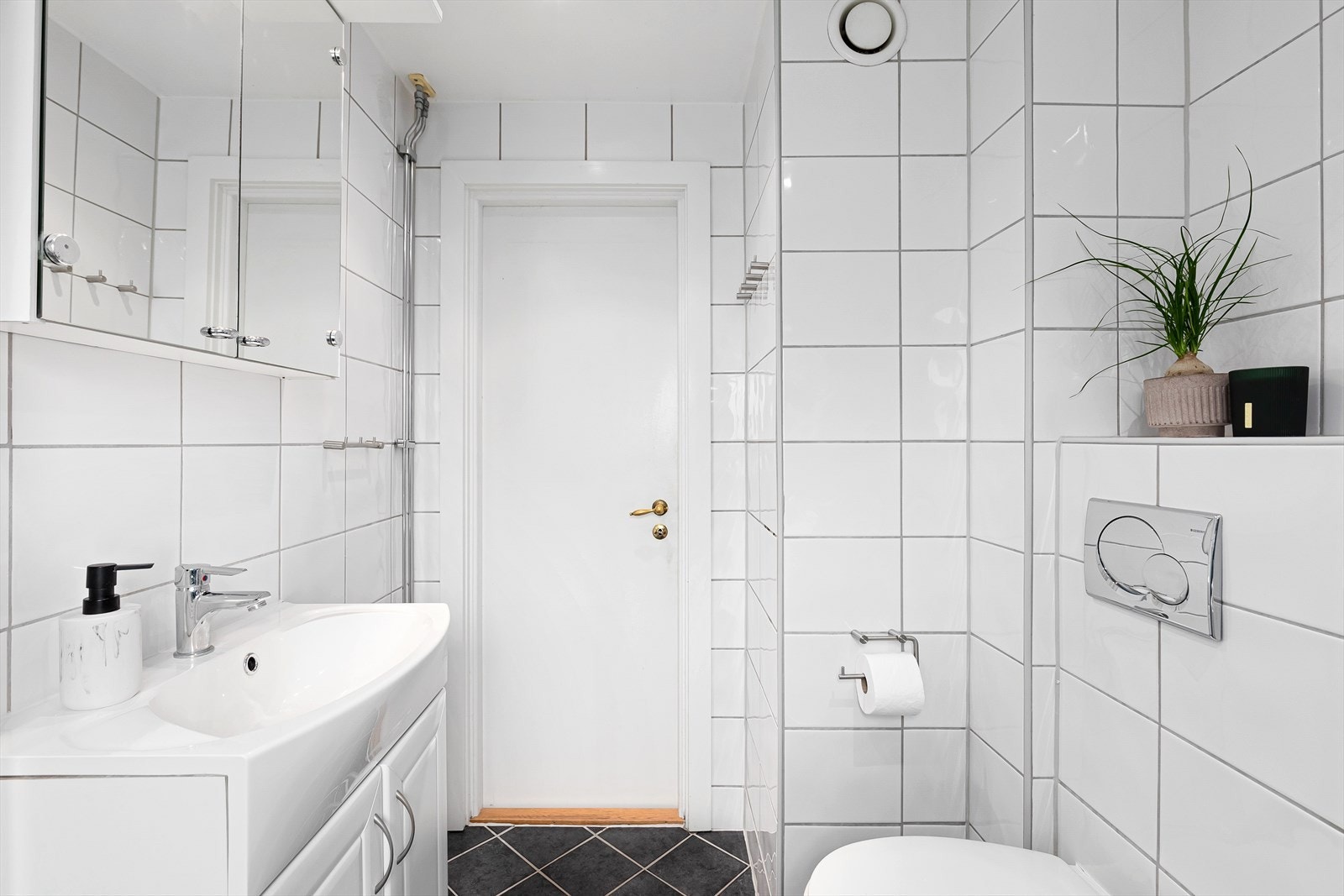 Baderommet ble pusset opp i 2008/2009 i regi av borettslaget. Varmekabler i gulv og downlights i himling. Galleribilde