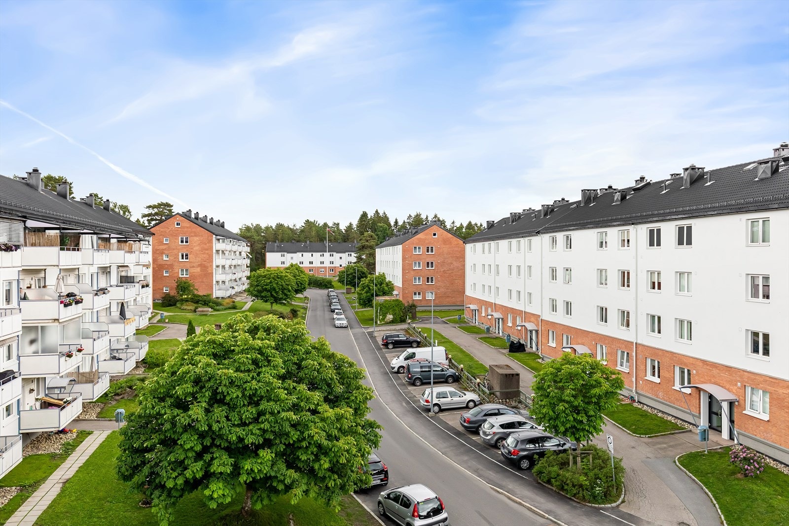 Det er mulig å leie parkeringsplass av borettslaget. Plassene fordeles etter liste og det kan være ventetid på å få plass. Galleribilde