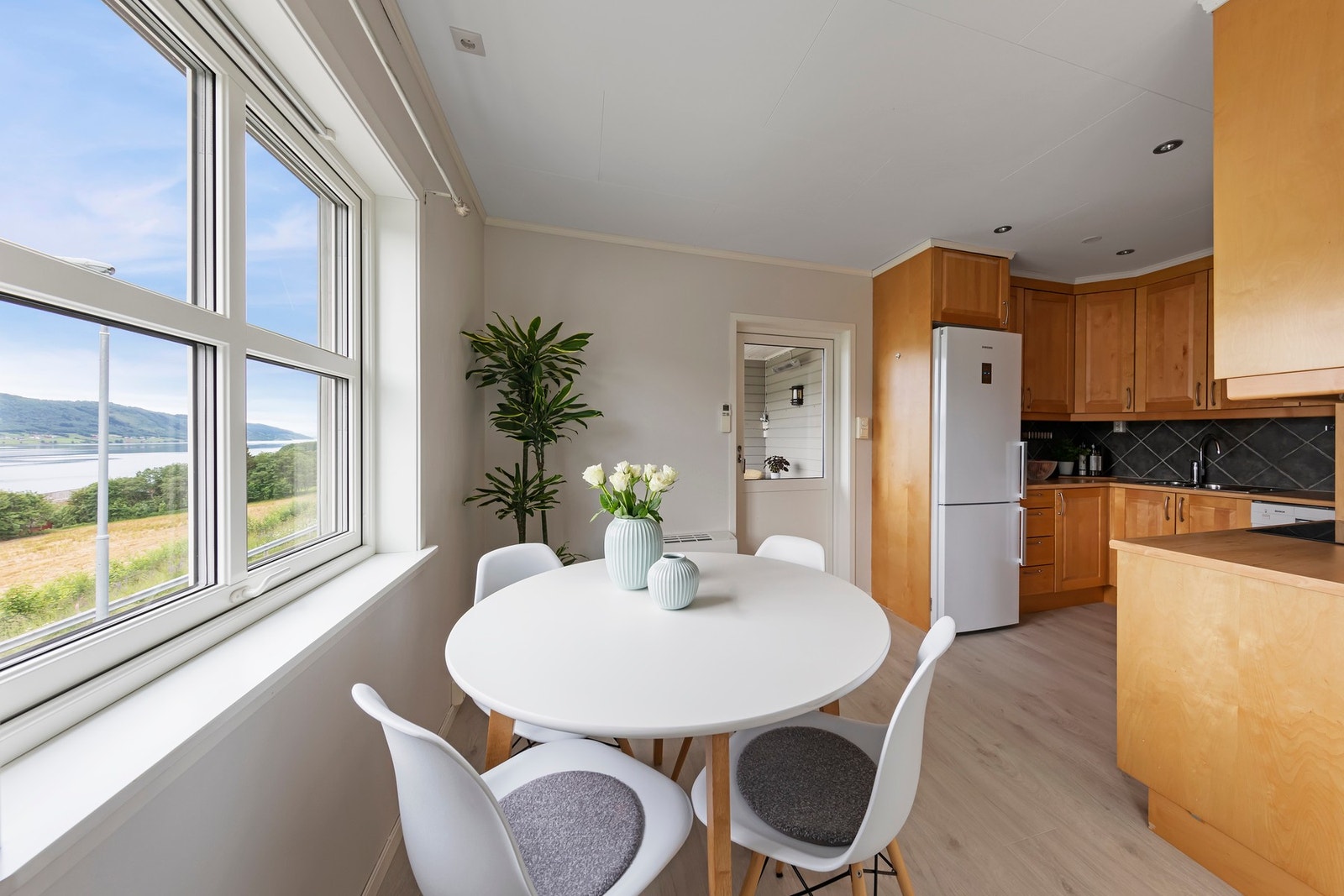 Romslig kjøkken med mye skapplass. Galleribilde