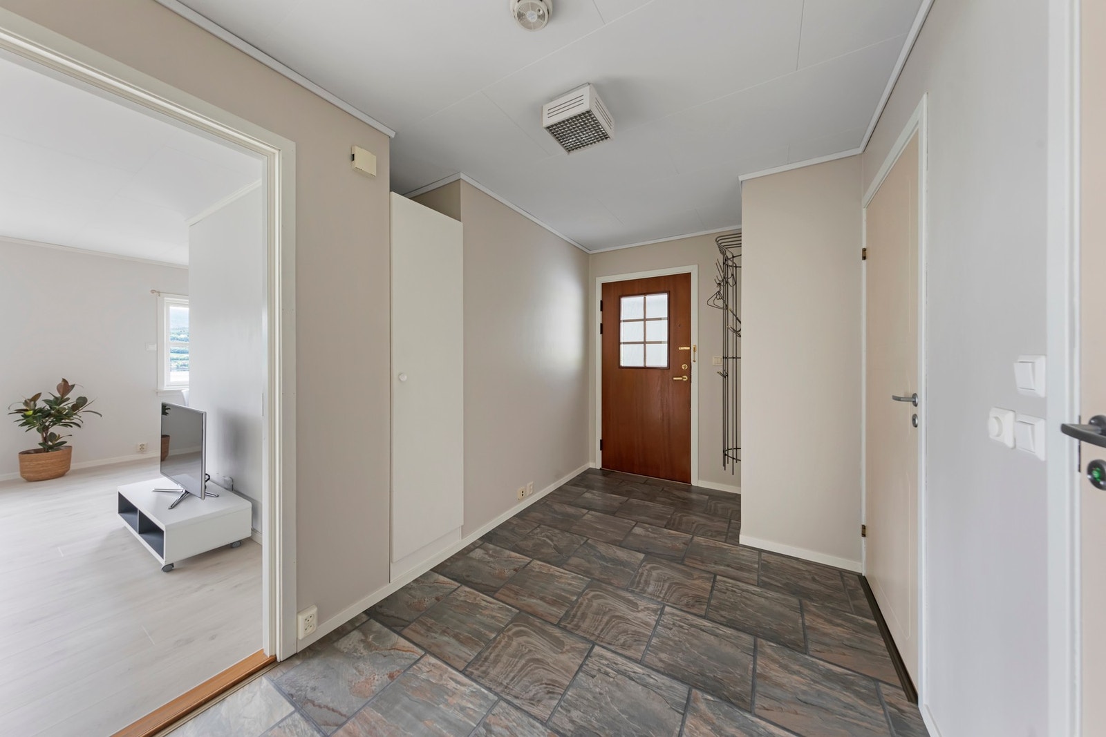 Stor entré som fører til soverommene, stuen, badet og boden. Galleribilde