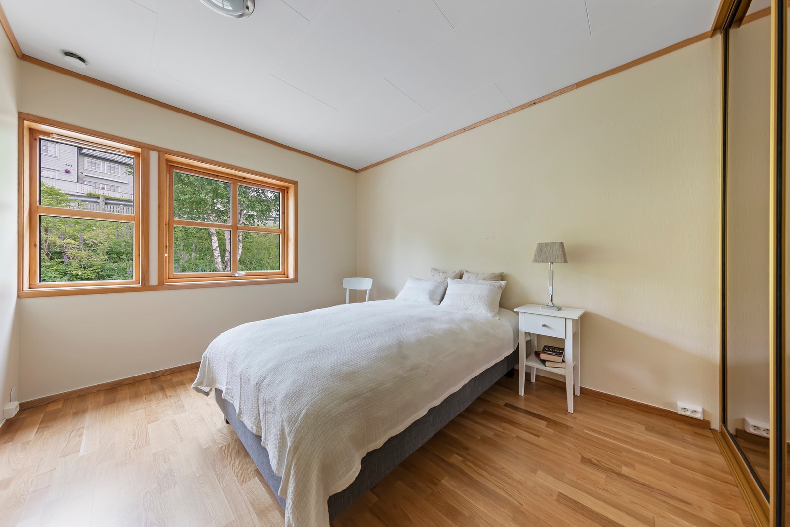 Stort hovedsoverom med tilhørende garderobeskap. Galleribilde