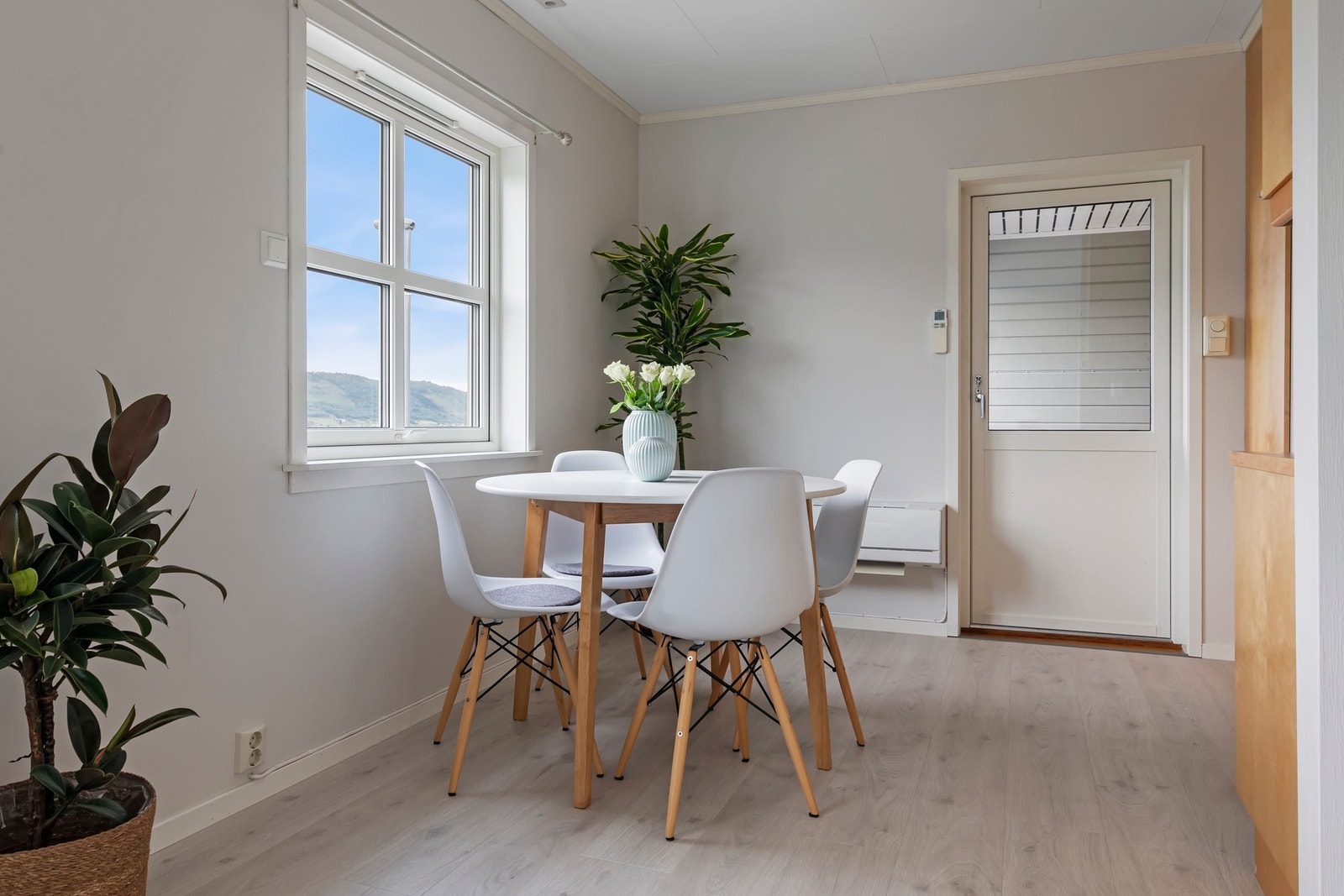 Plass til spisebord og utgang til innglasset balkong. Galleribilde