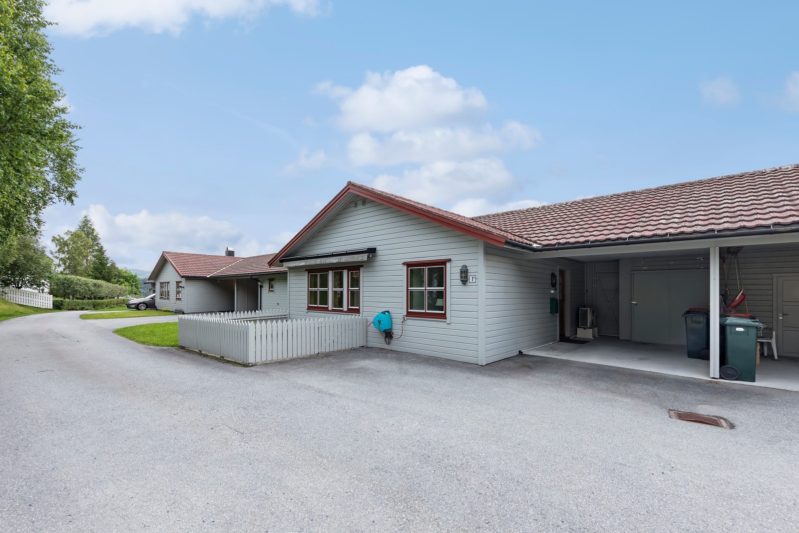 Romslig carport. Galleribilde