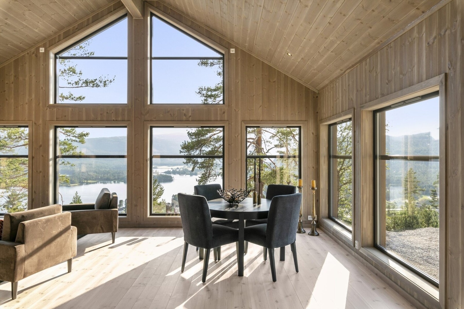 Store vindusflater slipper lyset og naturen inn! Interiørfoto fra en lignende modell. Galleribilde