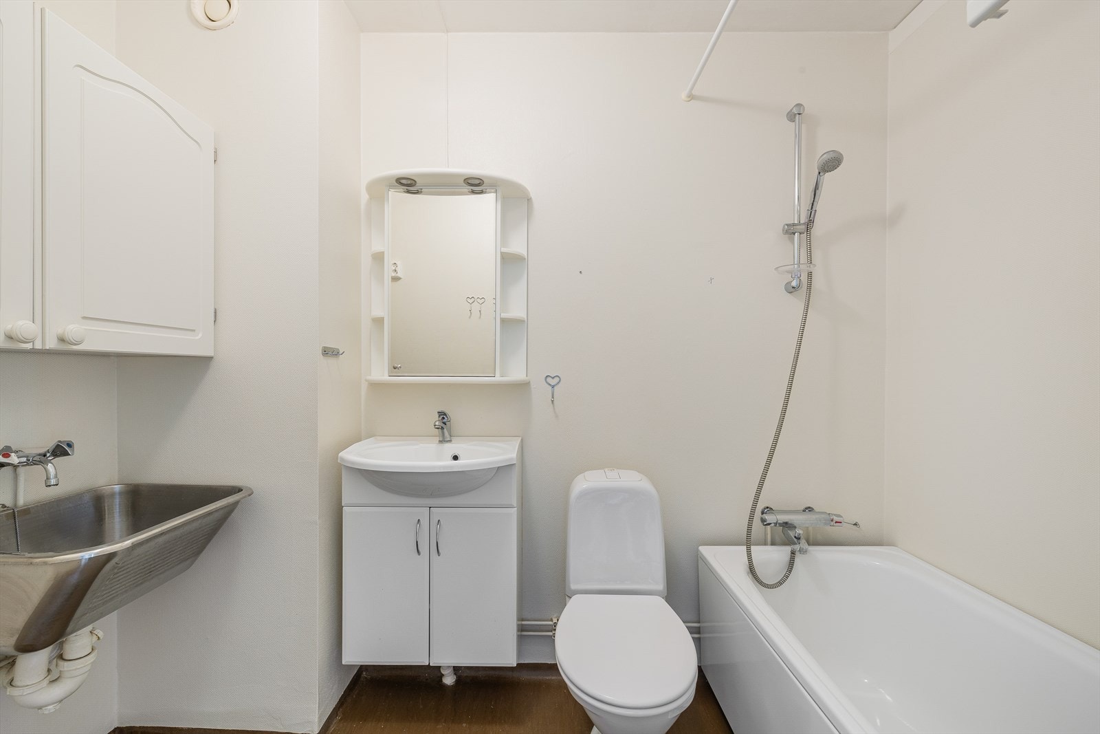 Bad/wc med badekar og opplegg for vaskemaskin Galleribilde