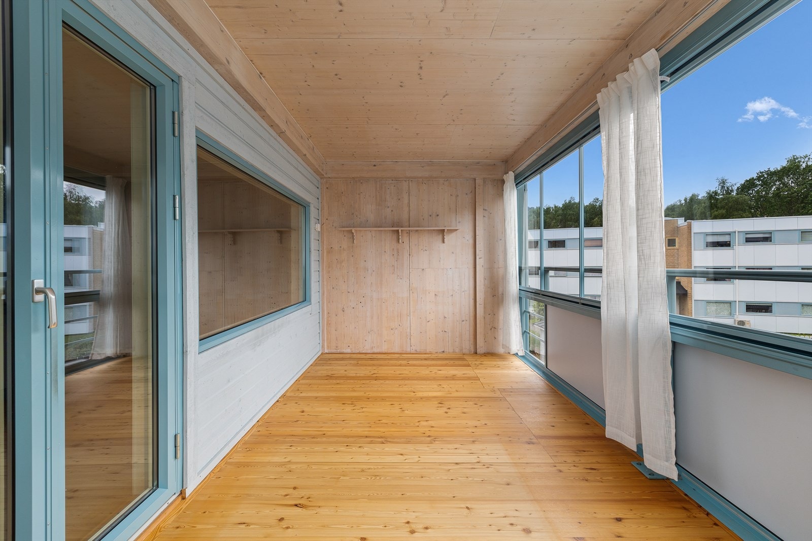 Stor, vestvendt innglasset balkong, hvor glassene på hele langsiden kan åpnes Galleribilde