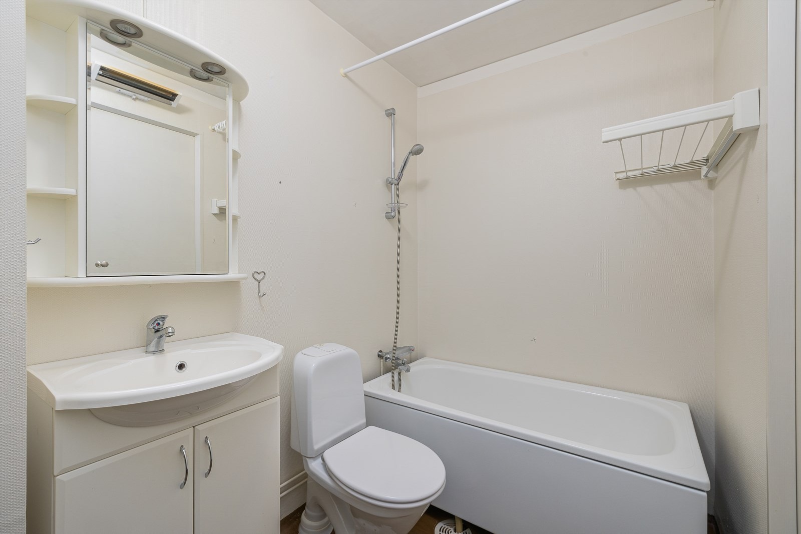 Bad/wc med badekar og opplegg for vaskemaskin Galleribilde