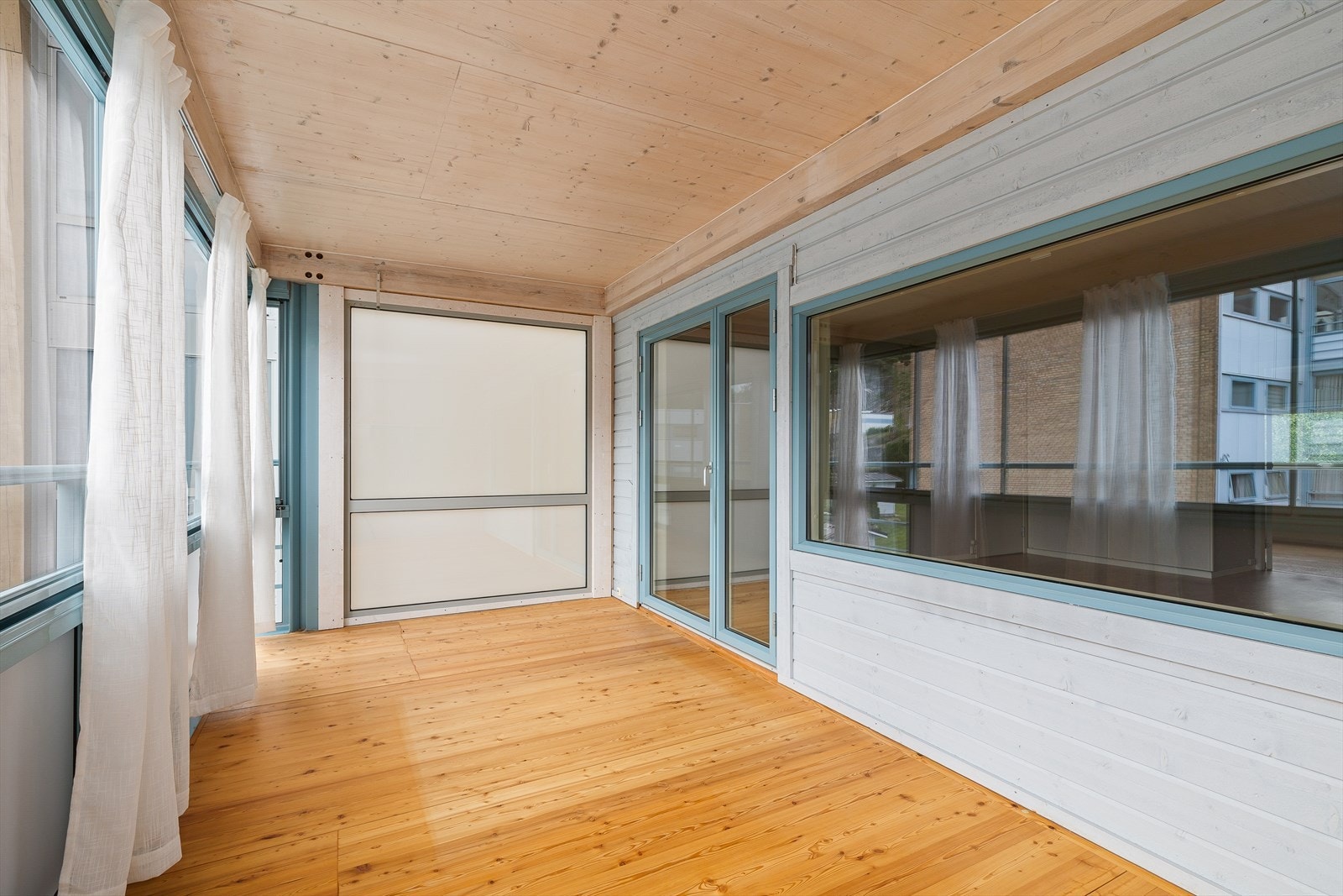 Stor, vestvendt innglasset balkong, hvor glassene på hele langsiden kan åpnes Galleribilde