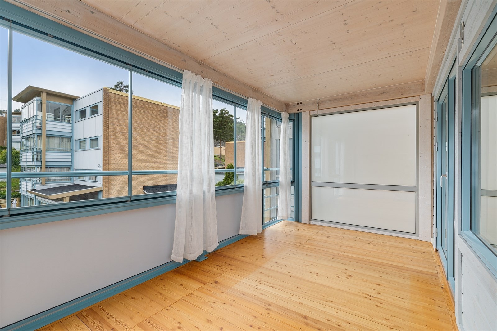 Stor, vestvendt innglasset balkong, hvor glassene på hele langsiden kan åpnes Galleribilde