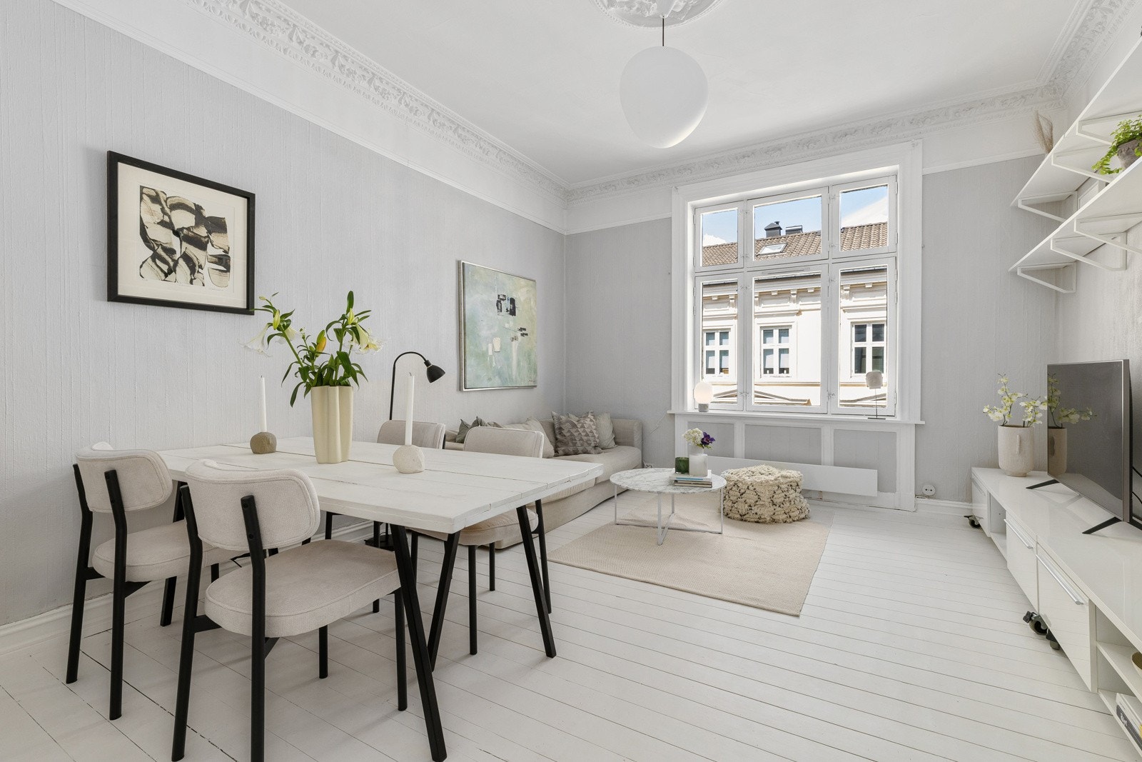 De originale tregulvene er malt, noe som gir et lyst og rent uttrykk Galleribilde