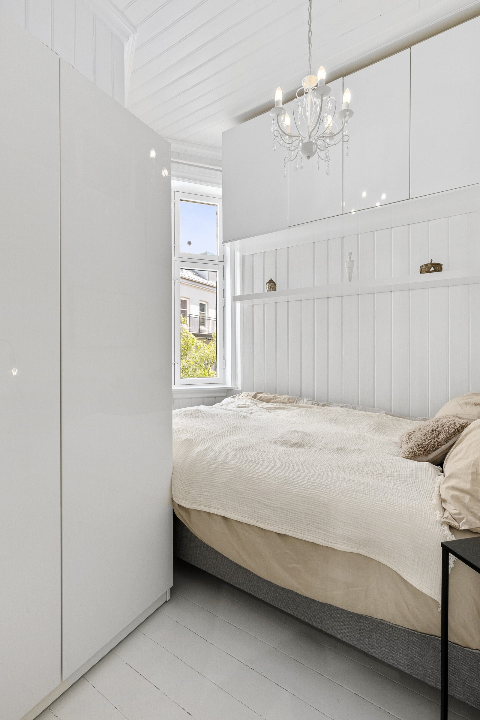 Soverommet har plass til dobbeltseng og tilbyr rikelig med lagringsplass gjennom et stort garderobeskap, vegghengte skap og en praktisk hylle. Galleribilde