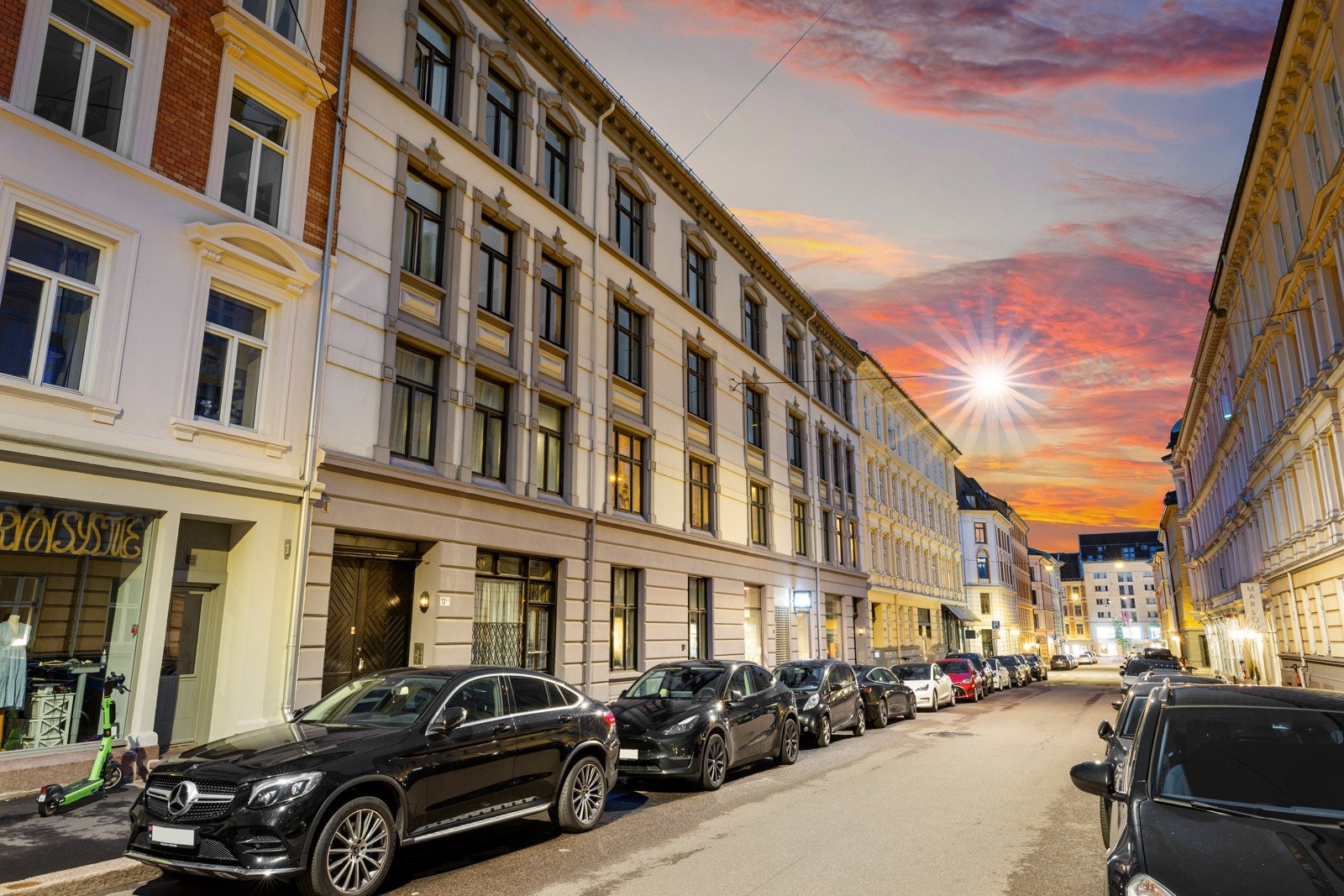 Boligen ligger rett ved bymessige fasiliteter, flere treningssentre og hyggelige parker Galleribilde