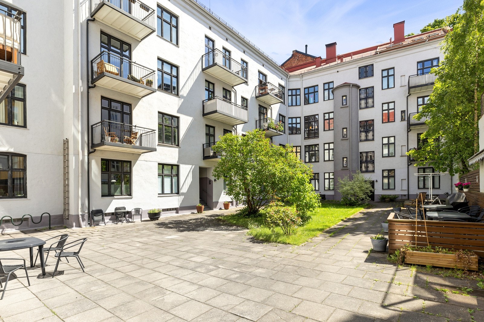 Hyggelig bakgård med sittegrupper og felles grill. Galleribilde