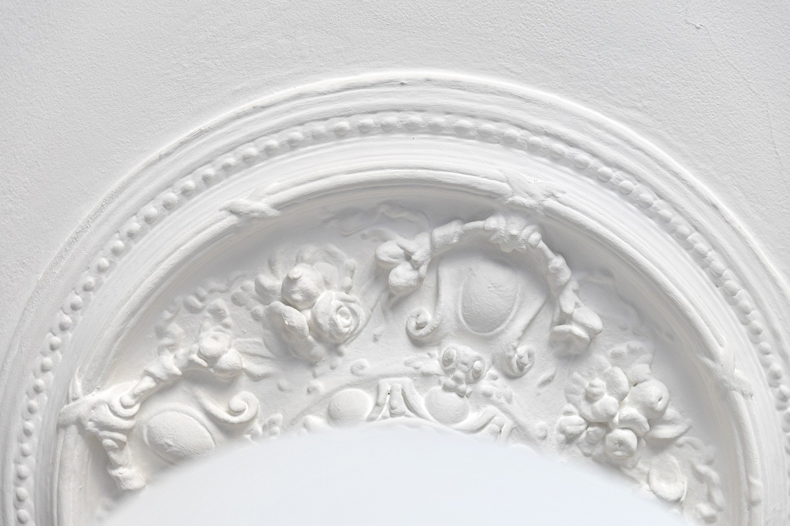 Stue med klassiske detaljer i tak med rosett & stukkatur Galleribilde