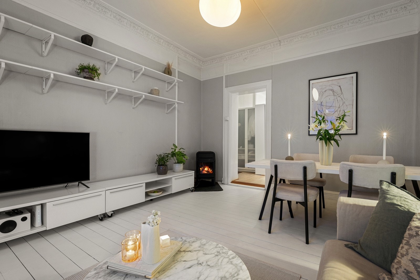 Det er plass til en komfortabel sofasone og en spiseplass, som begge har god plass Galleribilde
