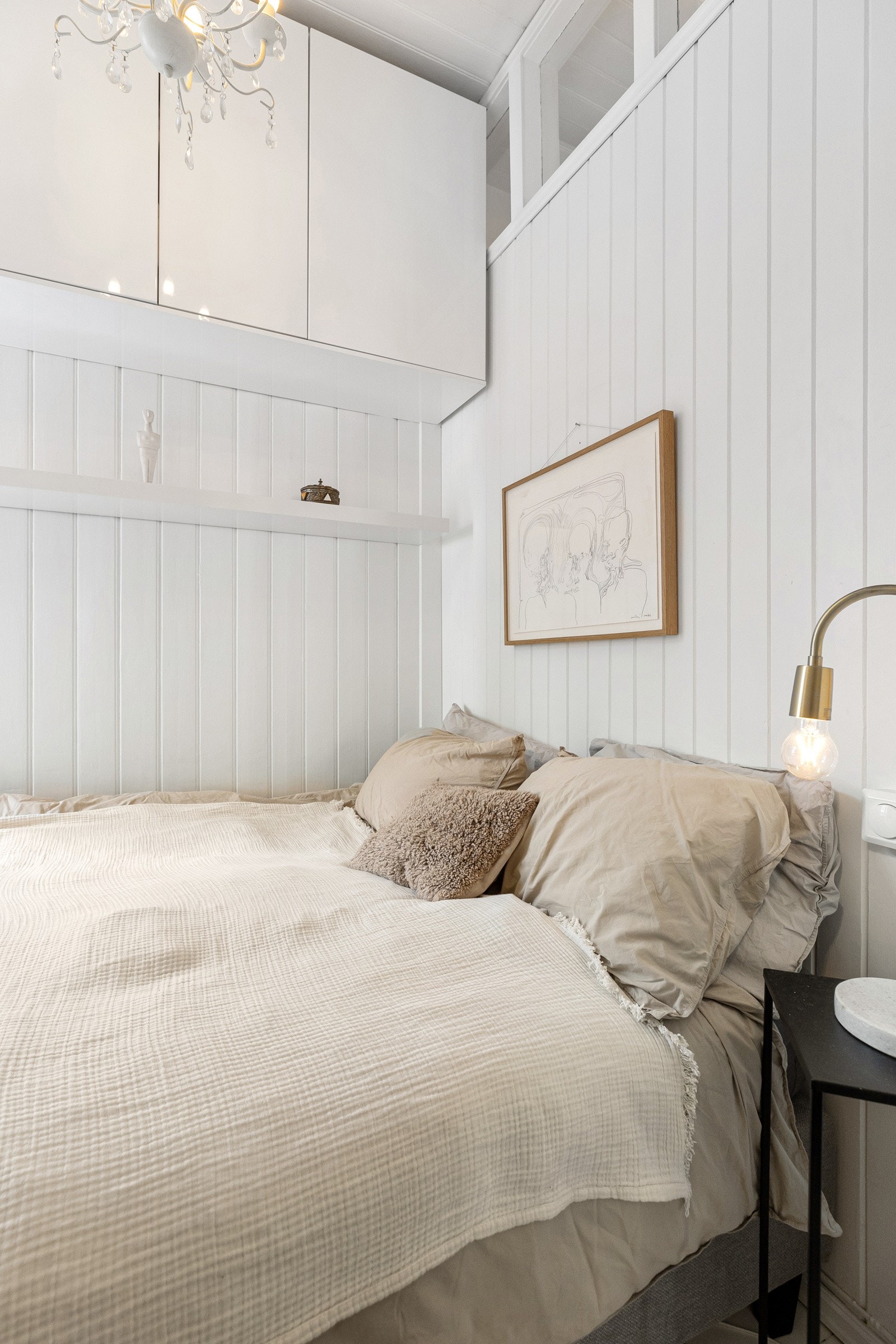 Det høye taket med elegante detaljer gir en følelse av romslighet og luft. Galleribilde