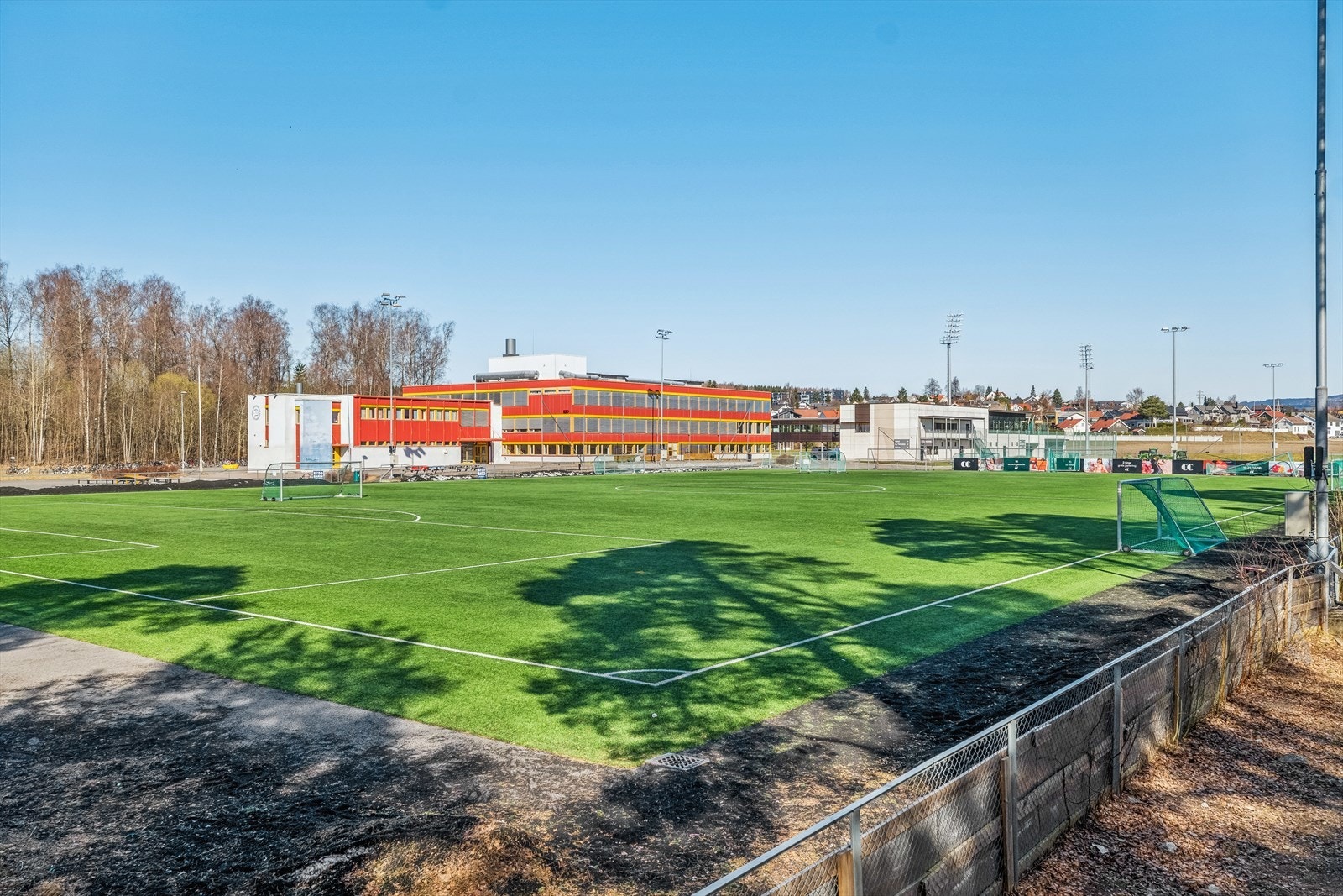 Børstad ungdomsskole med idrettsanlegg ligger i umiddelbar nærhet Galleribilde