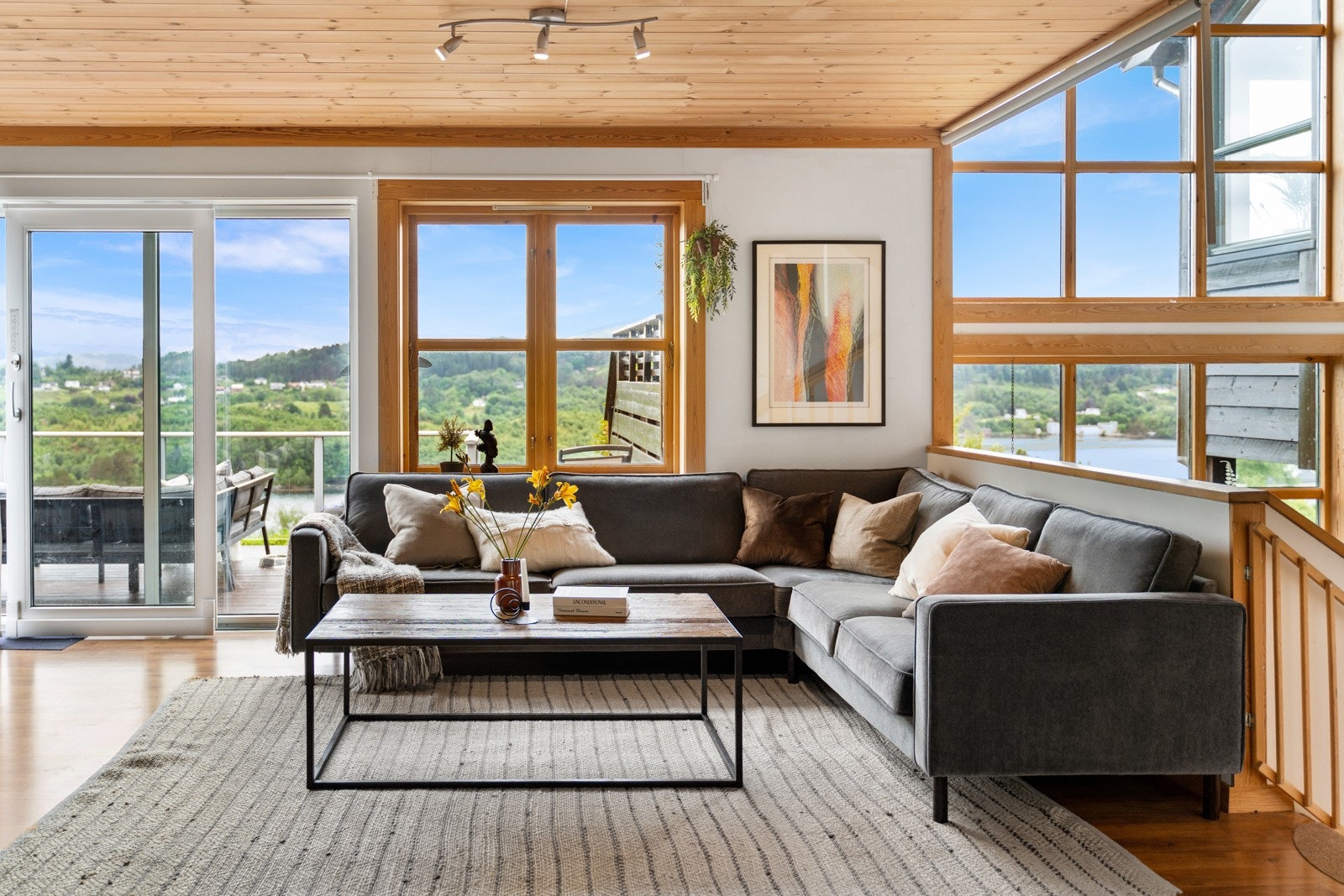 Av varmekilder kan det nevnes luft til luft varmepumpe fra 2018 og vedovn Galleribilde