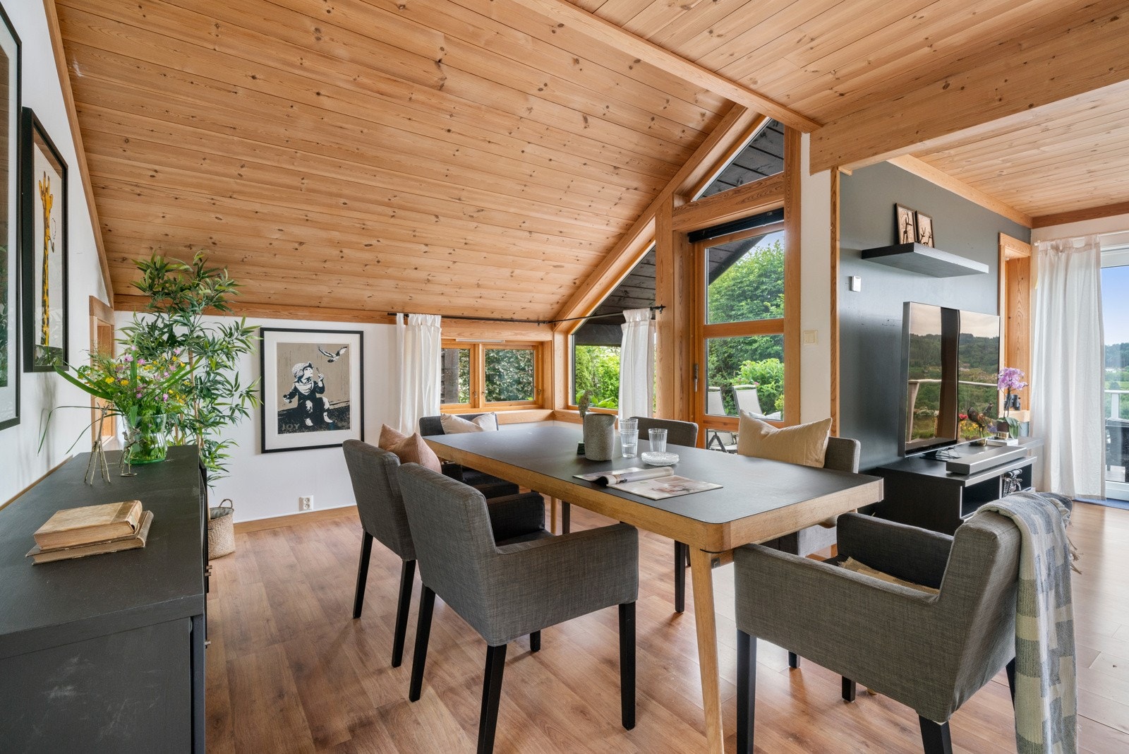 Flere rom i boligen er utformet med sværtgod himlingshøyde Galleribilde