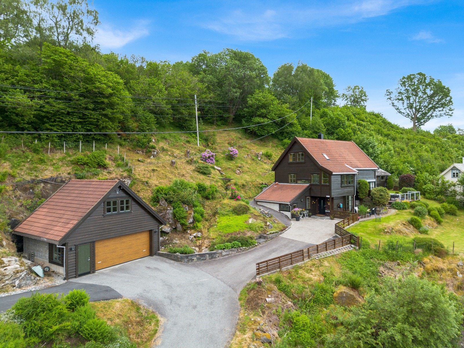 En idyllisk eiendom på ca. 2,3 mål, pent opparbeidet med arkitekttegnet enebolig, dobbelgarasje m/ loft, terrasser, hage mm. Galleribilde