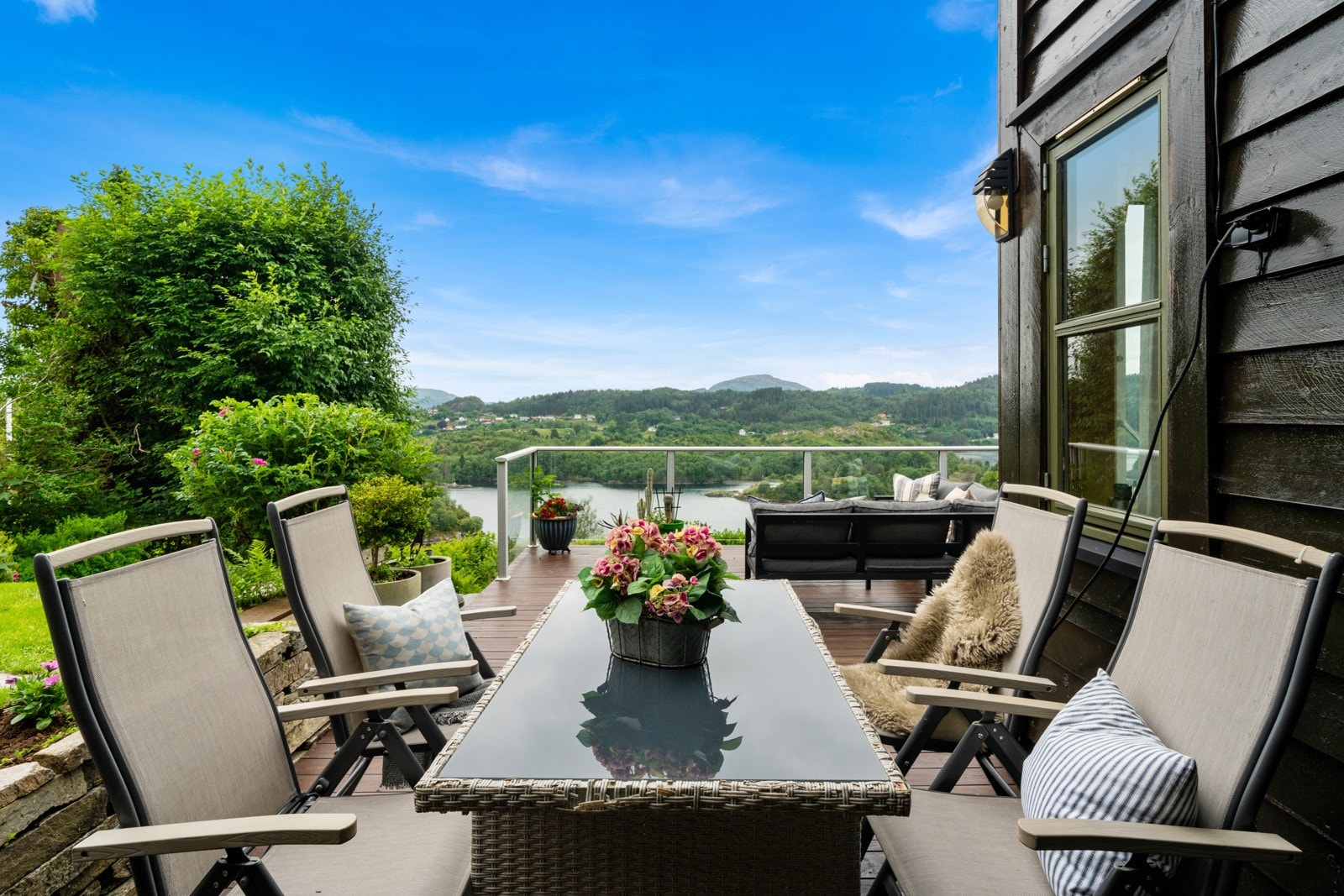 Her sitter man i le for vinden med flott sjøutsikt og gode solforhold Galleribilde