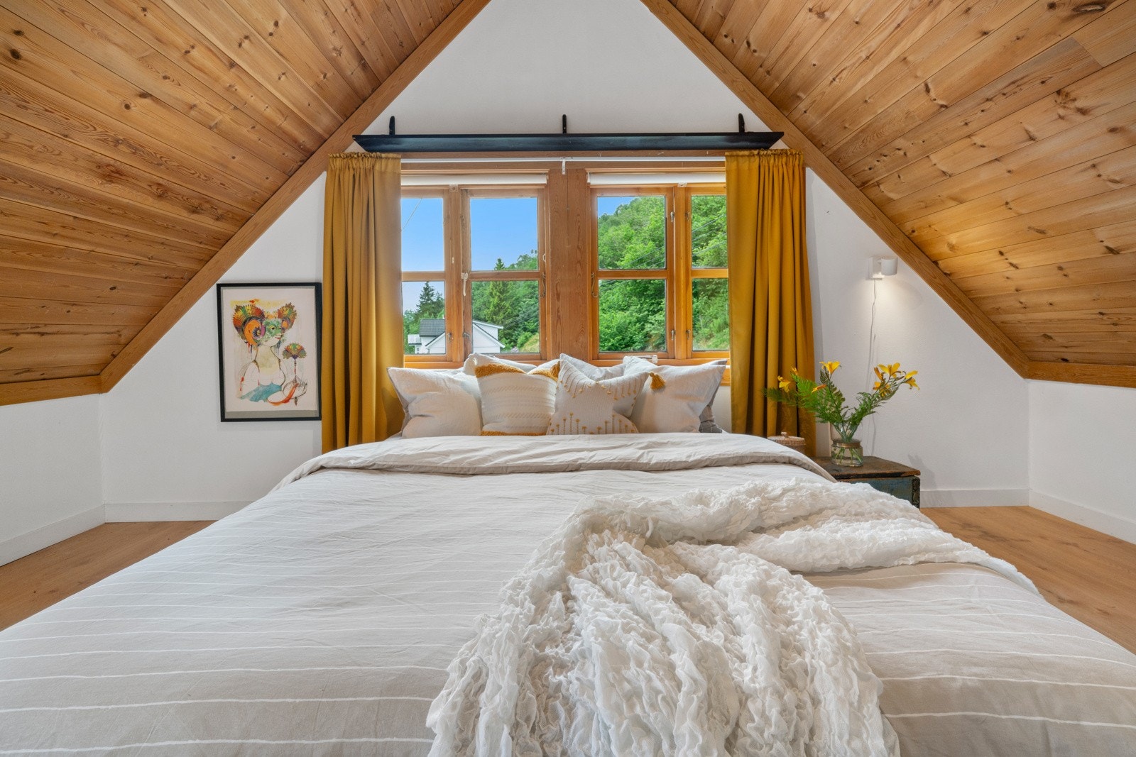 I likhet med resten av boligen kan man nyte flott utsikt til naturlandskapet rundt eiendommen Galleribilde