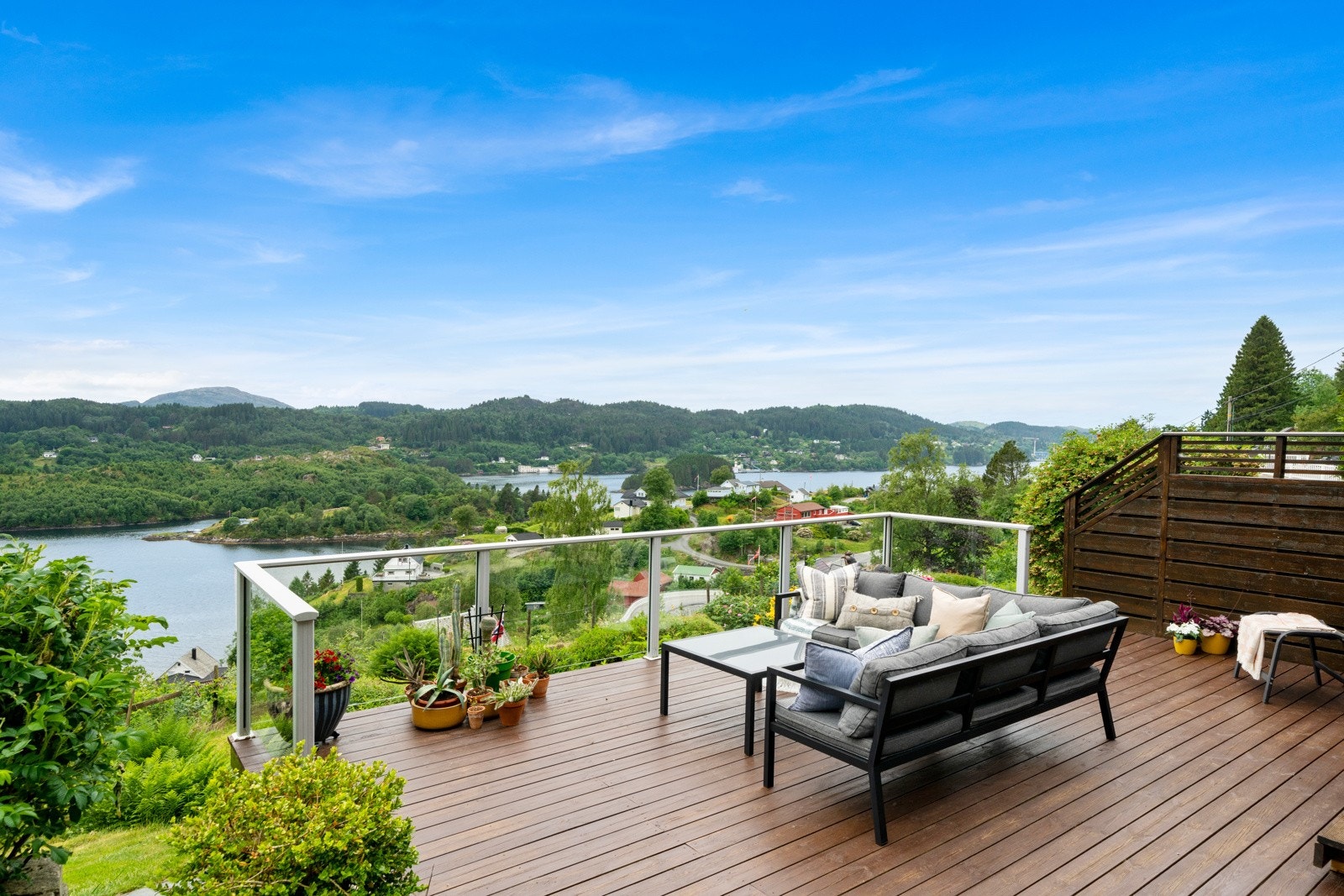 Den høye terreng-plasseringen skaper en svært flott utsikt Galleribilde