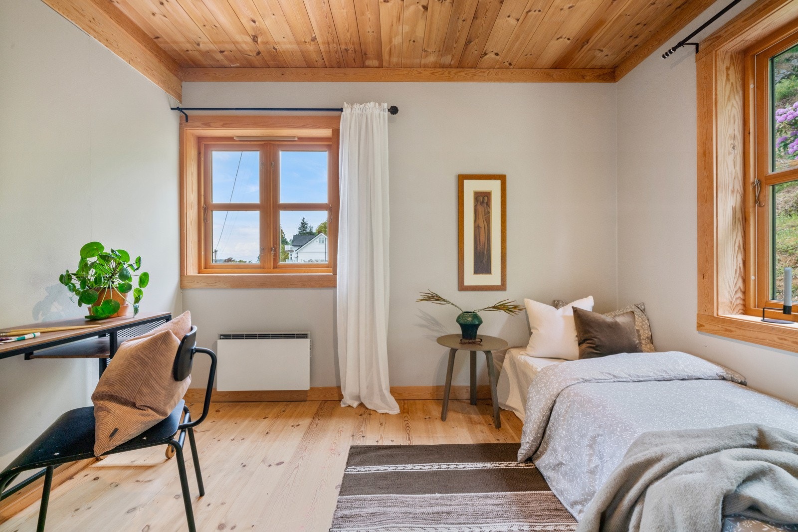 Lyst og luftig med plass til seng, skrivepult og garderobe/kommode Galleribilde