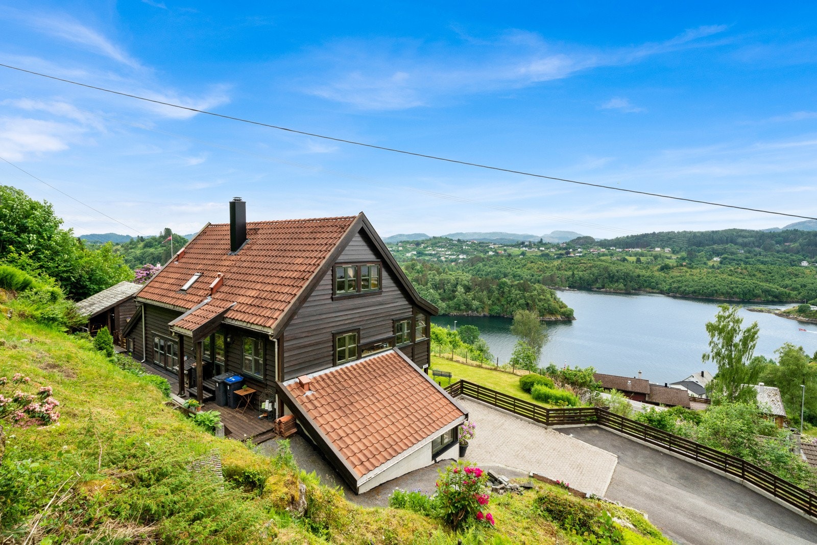 Videre kan vi følge "veien" rundt huset hvor vi kommer inn i boligens 2.etg. Galleribilde