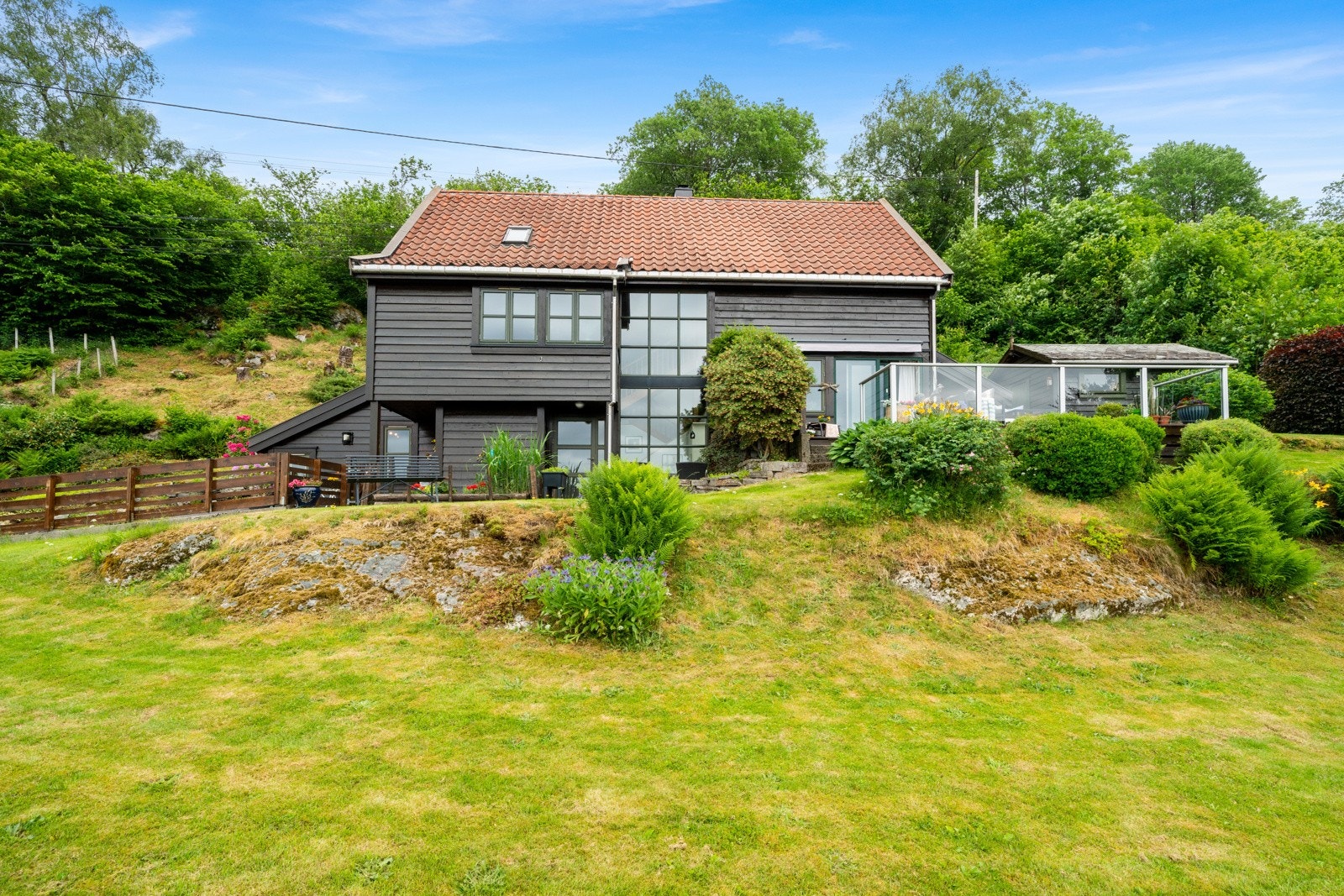 Fra eiendommen er det 4-5 minutter til Alversud/Alverflaten med skole, barnehage, dagligvare mm. Galleribilde