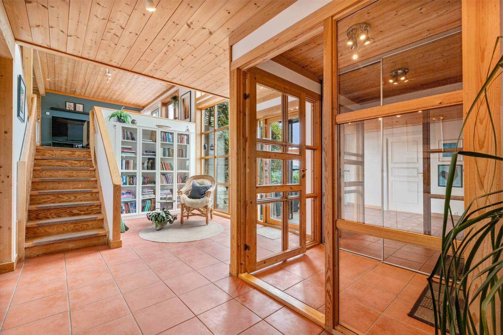 Boligens totale areal er målt til 189 kvm. Den går over tre plan, men har to "halve plan" Galleribilde