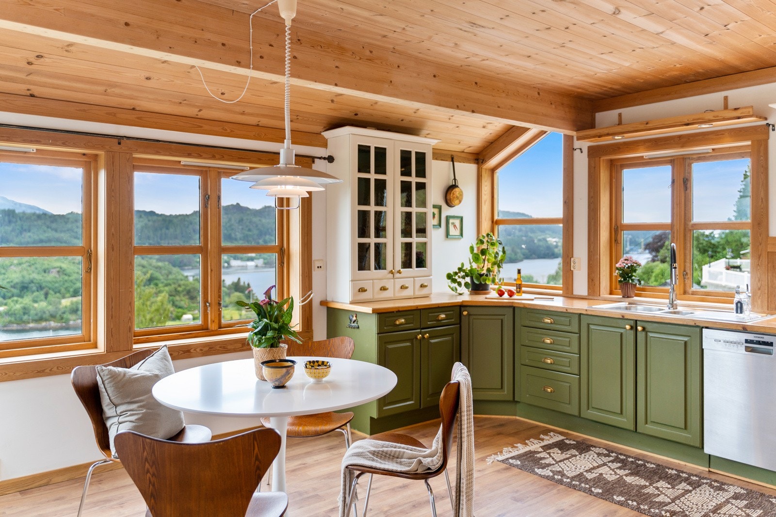 Kjøkkenet er utstyrt med flere vindusflater som gir en storslagen utsikt Galleribilde