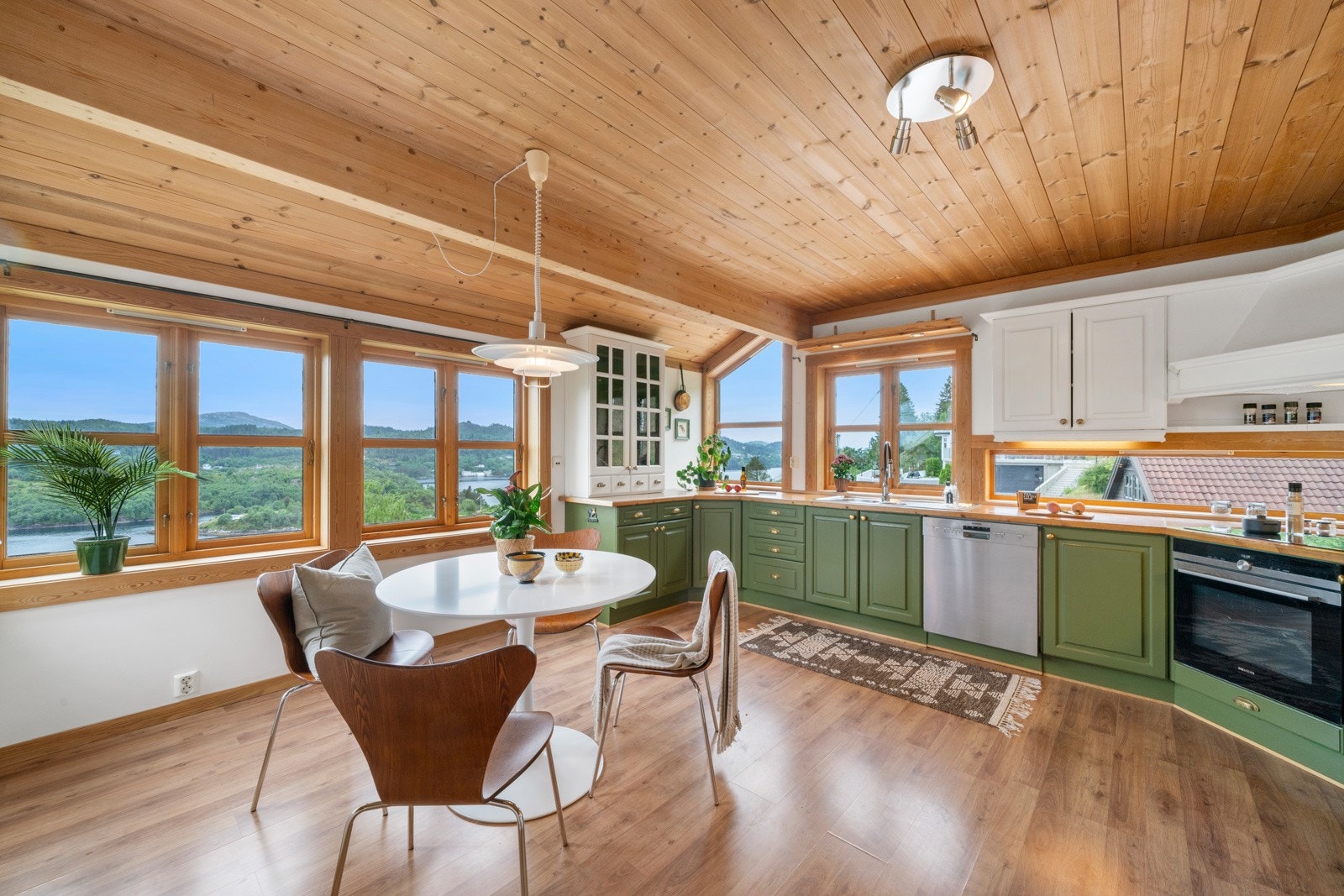 Kjøkkenet tilbyr meget god benke- og lagringsplass Galleribilde