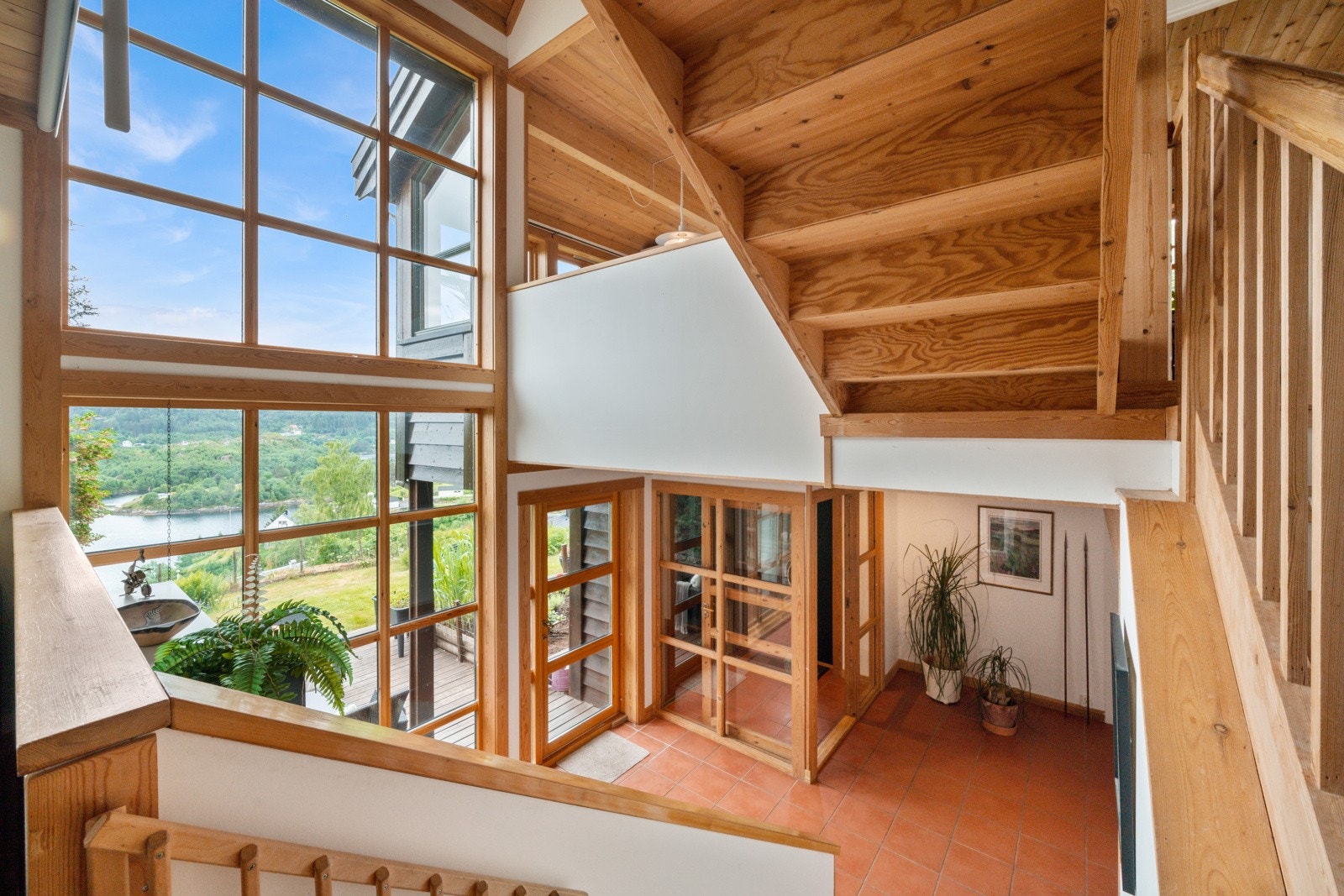 Tilbake i boligen beveger vi oss mot stuen Galleribilde