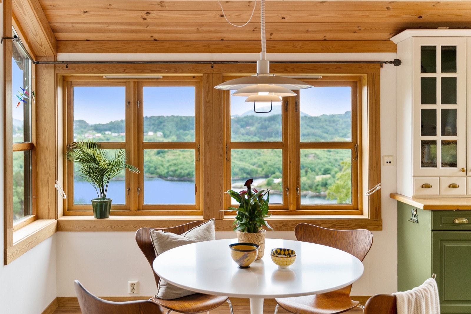 Kjøkkenet innehar god plass til spisebord Galleribilde