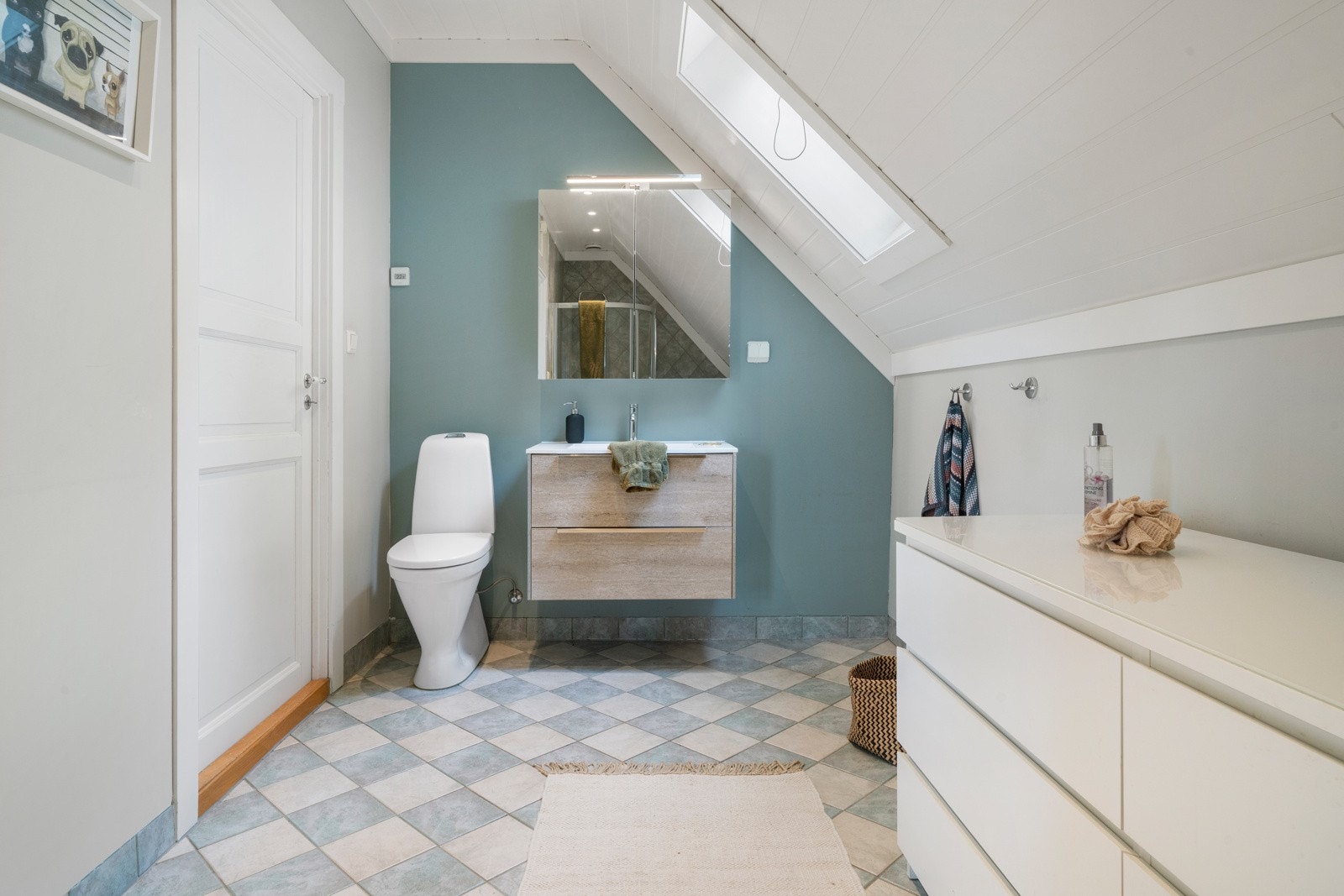 Badet har også tilkomst fra trapp/etasjeplan Galleribilde