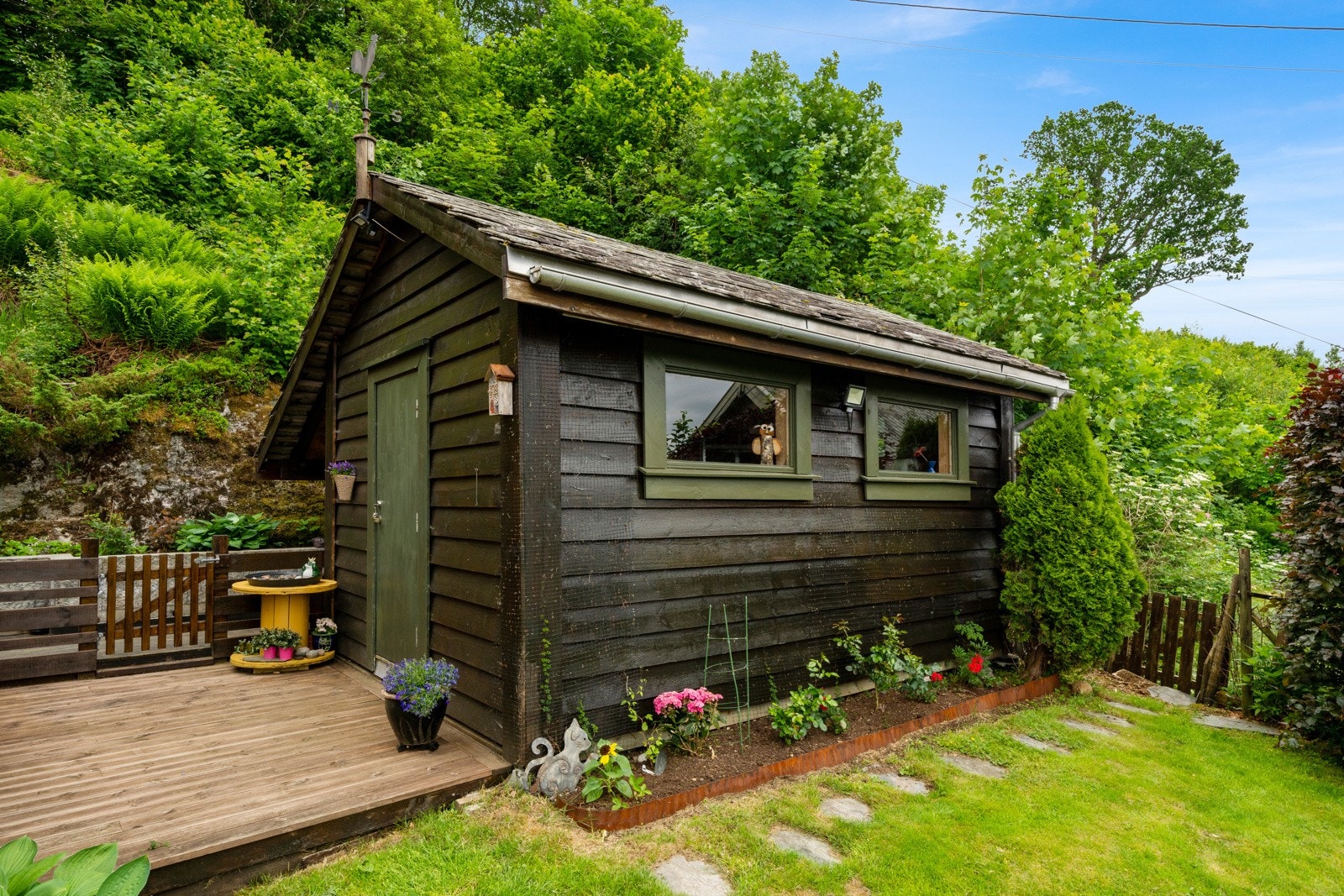 Eiendommen er utstyrt med uthus/ute-bod målt til 14 kvm Galleribilde