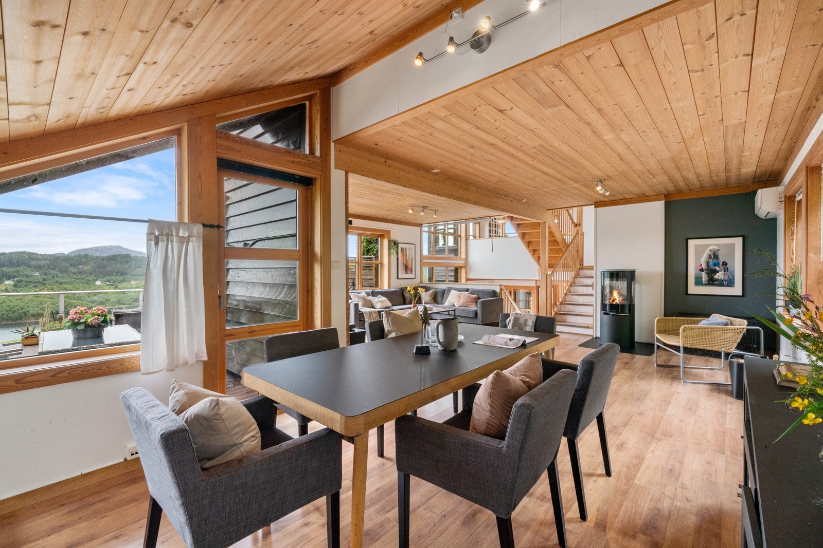 Fra stuen er det videre tilkomst til sydvendt terrasse Galleribilde