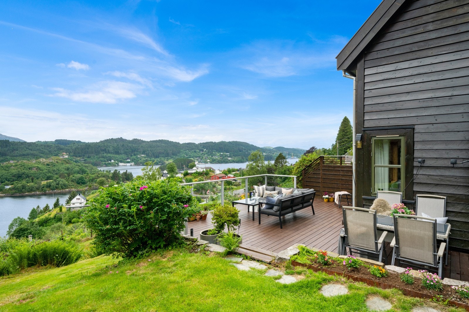 Til tross for en tilbaketrukket og usjenert tilværelse tilbyr beliggenheten nærhet til de servicetilbud man måtte trenge Galleribilde