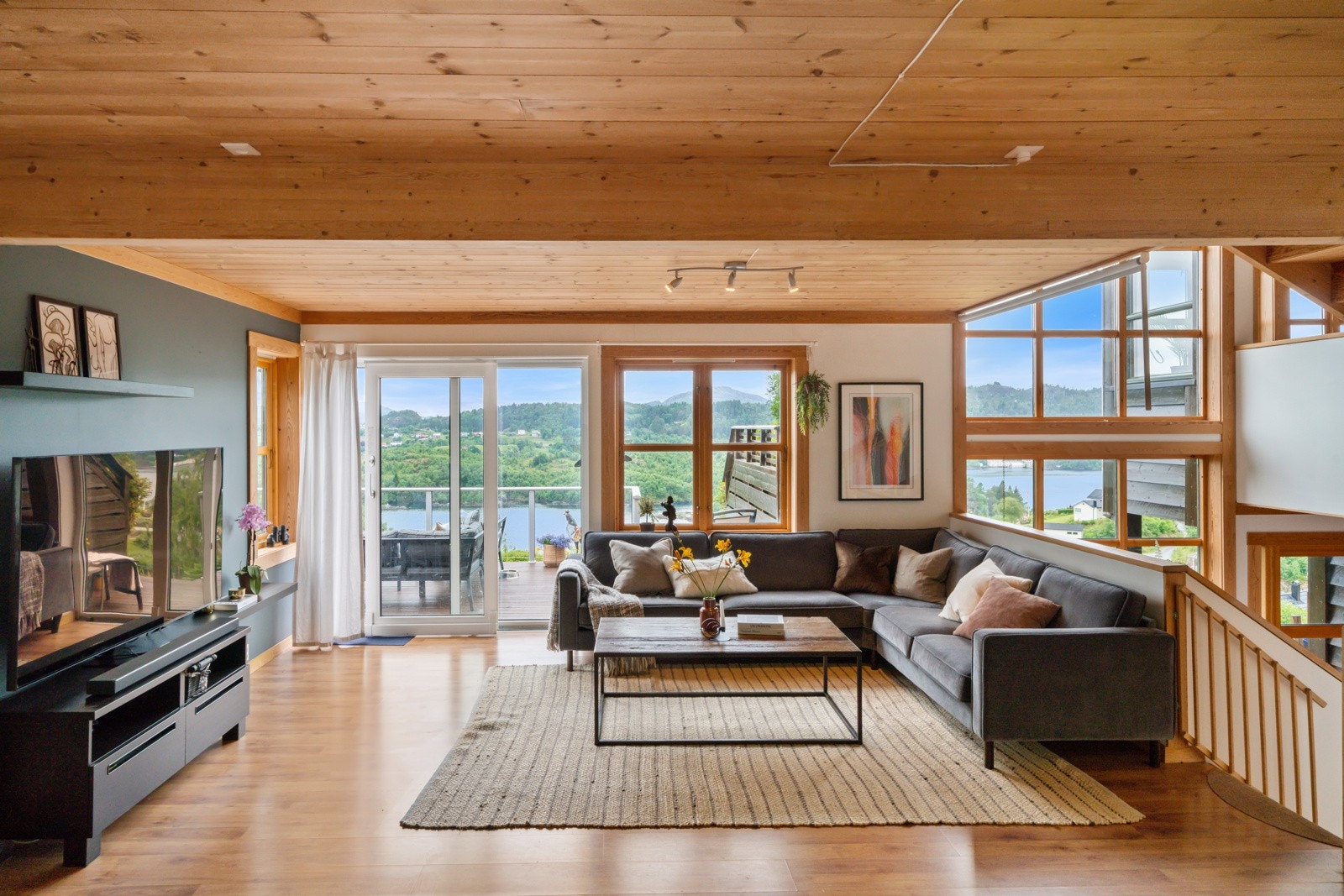 Arealet gir plass til både sofakrok, spisebord, TV-benk osv. Utsikten fra sofakroken vil man aldri gå lei Galleribilde