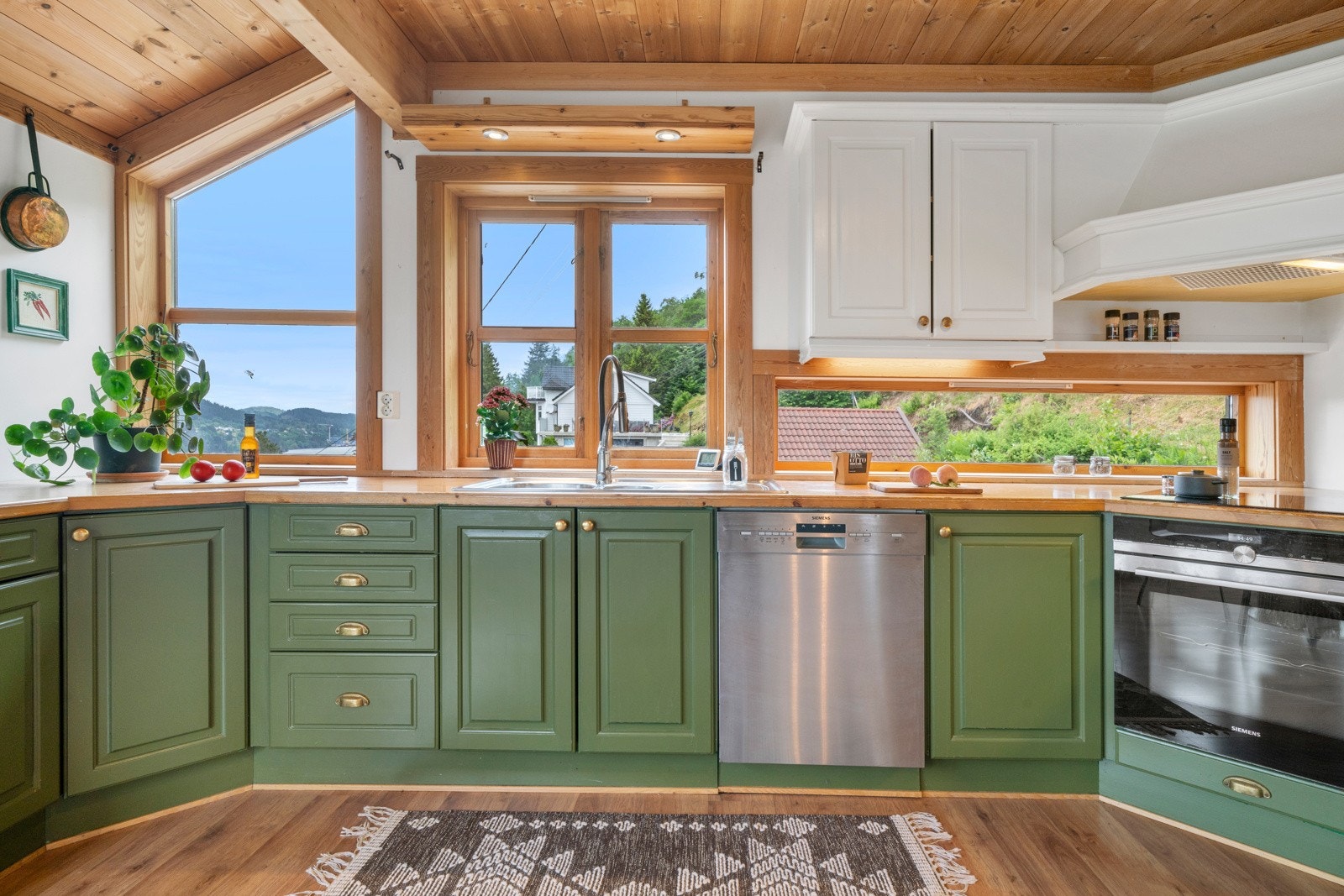 Komfyr og platetopp er integrerte. Resterende hvitevarer medfølger handelen Galleribilde