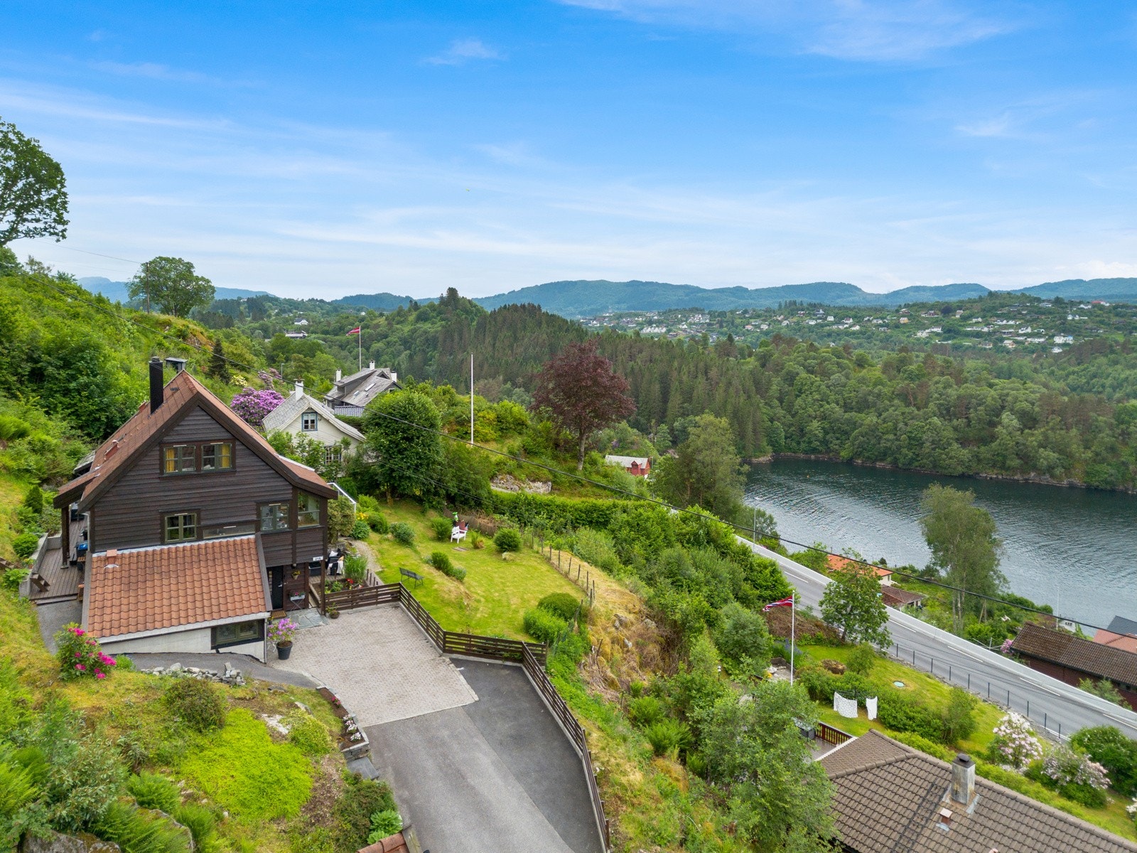 Eiendommen er tilknyttet privat vei (asfaltert) som jevnlig blir brøytet og strødd vinterstid Galleribilde