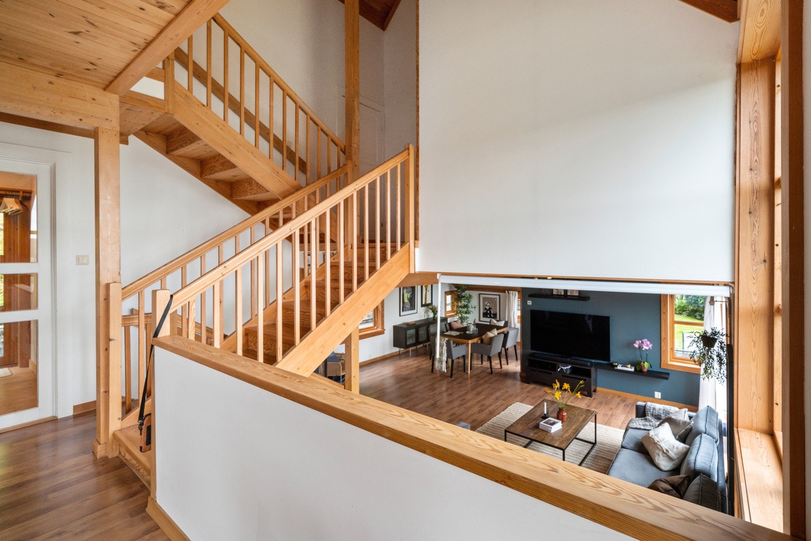 Ettersom kjøkkenet befinner seg et "halvt plan" opp fra stuen kan man fint underholde og lage mat samtidig Galleribilde