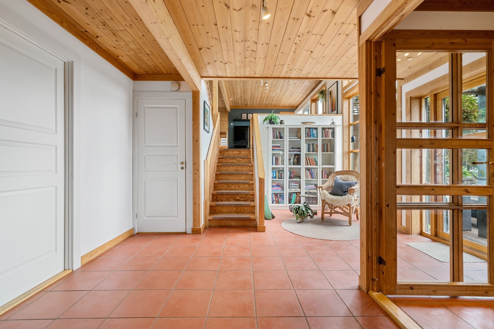 Skarsvegen 215 er en velholdt enebolig med god standard og arkitektoniskesærpreg Galleribilde