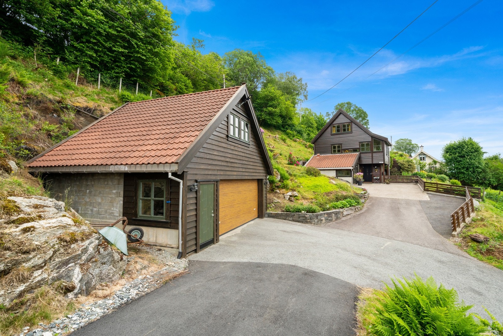 Ellers tilbyr oppkjørselen svært god biloppstillingsplass Galleribilde