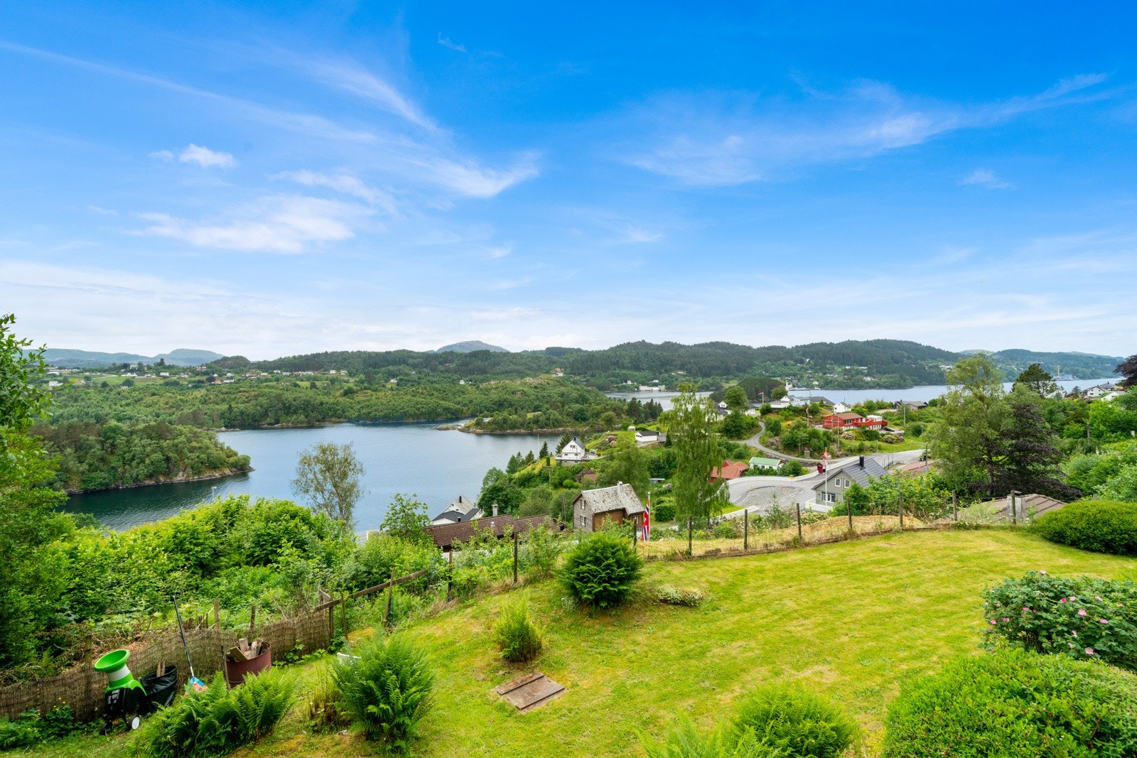 Hagen er forholdsvis flat og lettstelt. Pent opparbeidet med diverse vegetasjon og beplantning Galleribilde