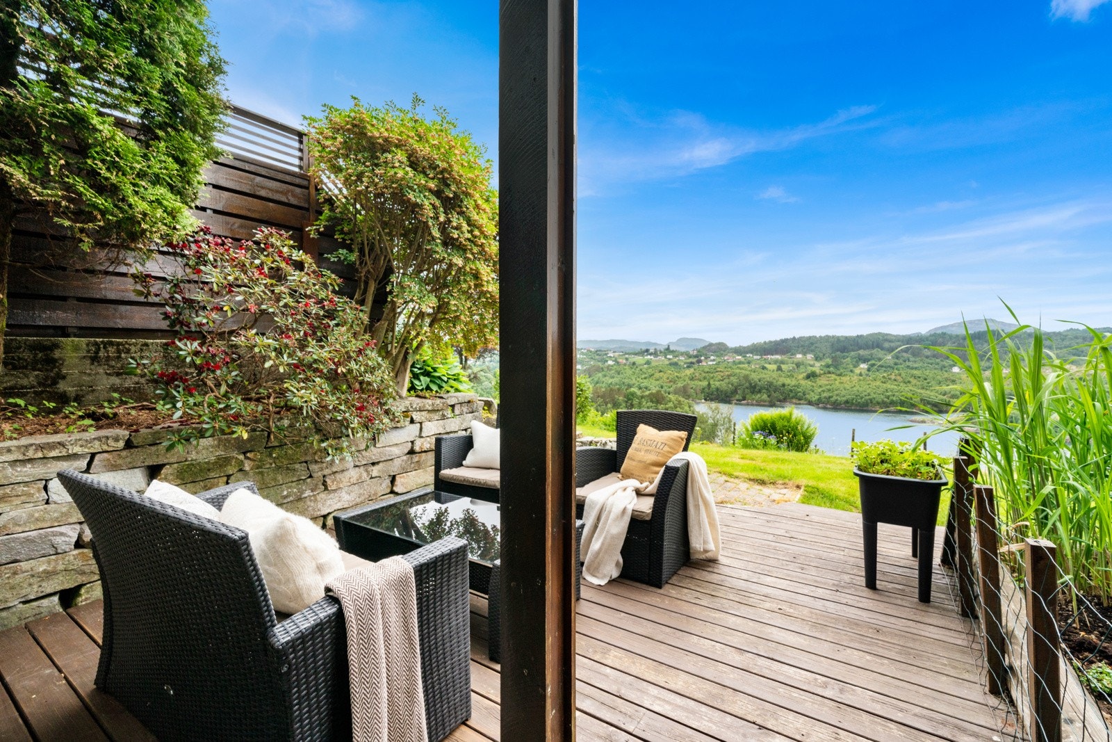 Fra hall i 1.etg. er det tilkomst til en av flere terrasser på eiendommen Galleribilde